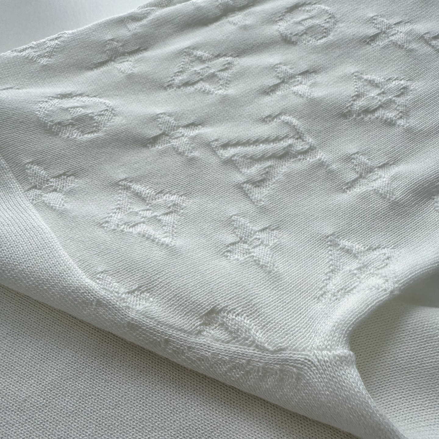 Louis Vuitton White Crew Neck T-Shirt with Monogram Detail - Luxury Tee 7 i1746509094856 8845 0 6