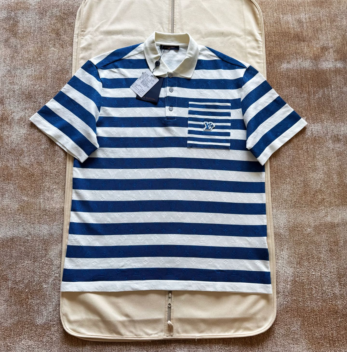 NO:775854,1v 25ss Monogram jacquard Polo shirt 80s double-ply full jacquard custom-woven fabric, the yarn is made of ring-spun mercerized singe cotton  Two double-ply yarns are woven side by side, and an 18-needle single-sided jacquard machine is used to weave the embryonic fabric. Patterns are placed to test the pattern shrinkage to ensure that the pattern is completely aligned after washing and setting of the bulk product. The whole piece is positioned and patterned, and the pattern is cut. The ready-made checkerboard pattern is neatly sorted. size: s/m/l/xl, Louis Vuitton-clothing, louis vuitton,198609091v 25ss Monogram提花Polo衫 80s双股全提花定织面料,纱线采用环锭纺丝光烧毛棉 两根双股纱线并织,18针单面提花机织造胚布,打版放匹样测试花型缩率,确保大货洗水定型后花型完全对版,全件定位对花缝纫工艺,对花剪裁,成衣棋盘格呈现整齐排序size:s/m/l/xl,路易威登-服装,louis vuitton,,Women's clothing