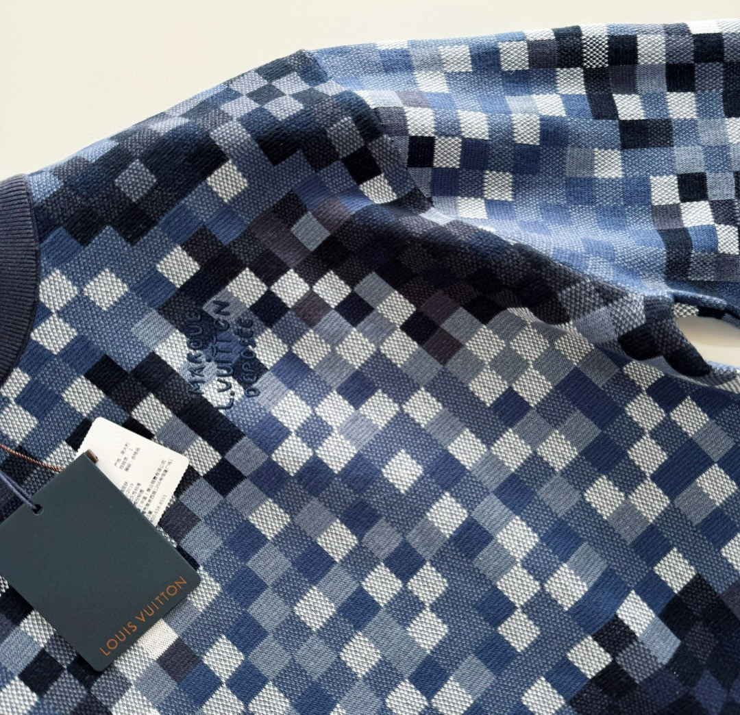 P700 lvxPharrell 24fw 新色 迷彩damier套头毛衣
100%精梳棉8色,织片为16针STOLL进口机,织片时间620/件,16针较细纱线8色同时织,
加上多种组织提花,增加了织机难度,导致次品多,缝盘22针缝合,绣花需要二次埋夹,领、衫脚、袖口都需要挑口,共5个,绣花加了热容胶,需烫胶,前面织片漏针已经查补过一次,后整还有少许漏针,需再次查补整件衣服的每一道工序都比较慢费时间size:xs/s/m/l