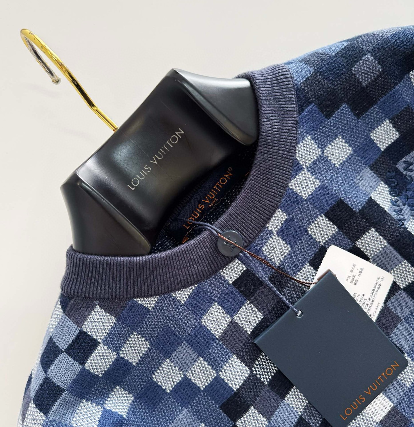 P700 lvxPharrell 24fw 新色 迷彩damier套头毛衣
100%精梳棉8色,织片为16针STOLL进口机,织片时间620/件,16针较细纱线8色同时织,
加上多种组织提花,增加了织机难度,导致次品多,缝盘22针缝合,绣花需要二次埋夹,领、衫脚、袖口都需要挑口,共5个,绣花加了热容胶,需烫胶,前面织片漏针已经查补过一次,后整还有少许漏针,需再次查补整件衣服的每一道工序都比较慢费时间size:xs/s/m/l