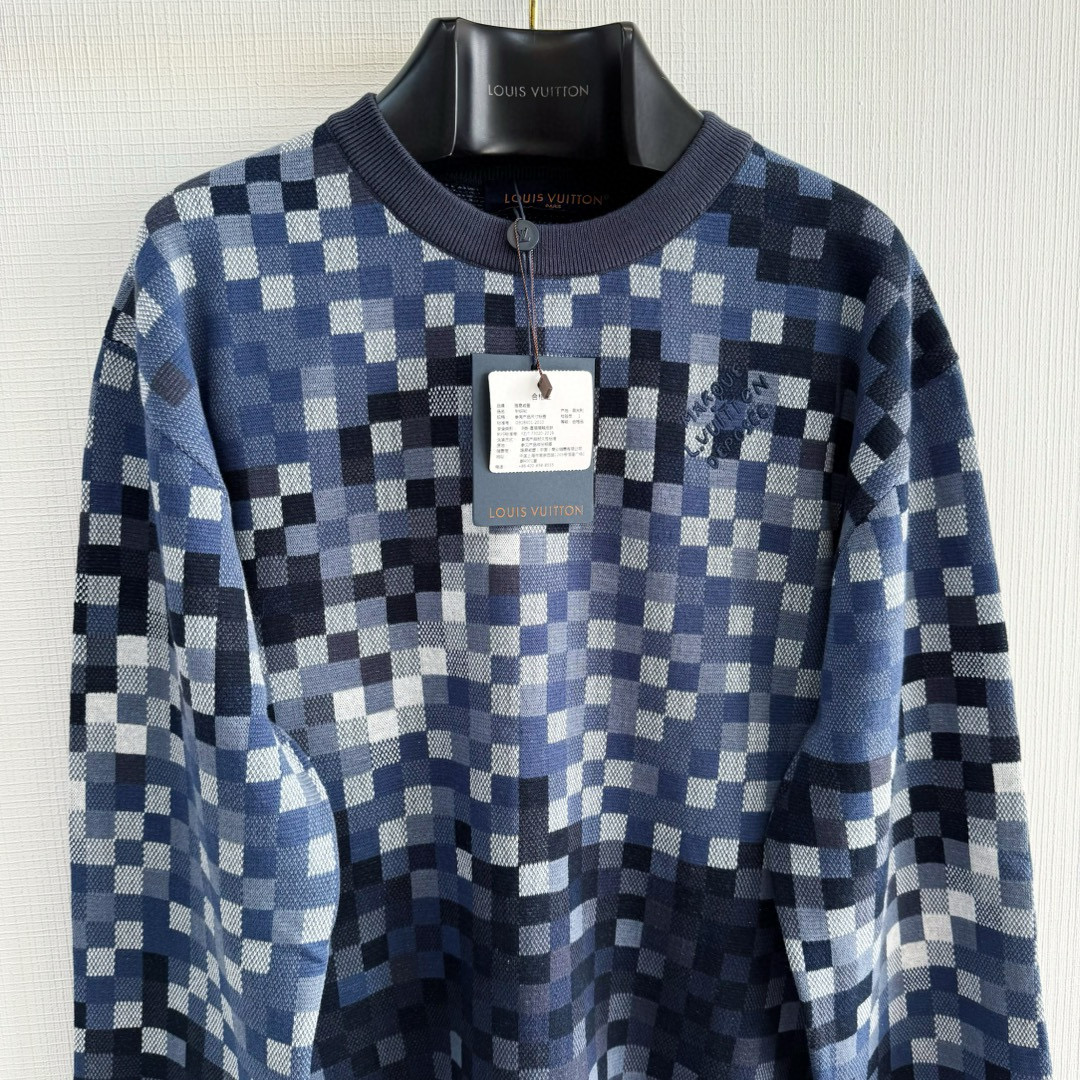 P700 lvxPharrell 24fw 新色 迷彩damier套头毛衣
100%精梳棉8色,织片为16针STOLL进口机,织片时间620/件,16针较细纱线8色同时织,
加上多种组织提花,增加了织机难度,导致次品多,缝盘22针缝合,绣花需要二次埋夹,领、衫脚、袖口都需要挑口,共5个,绣花加了热容胶,需烫胶,前面织片漏针已经查补过一次,后整还有少许漏针,需再次查补整件衣服的每一道工序都比较慢费时间size:xs/s/m/l