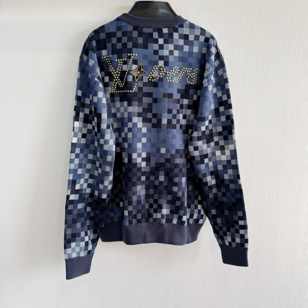 P700 lvxPharrell 24fw 新色 迷彩damier套头毛衣
100%精梳棉8色,织片为16针STOLL进口机,织片时间620/件,16针较细纱线8色同时织,
加上多种组织提花,增加了织机难度,导致次品多,缝盘22针缝合,绣花需要二次埋夹,领、衫脚、袖口都需要挑口,共5个,绣花加了热容胶,需烫胶,前面织片漏针已经查补过一次,后整还有少许漏针,需再次查补整件衣服的每一道工序都比较慢费时间size:xs/s/m/l