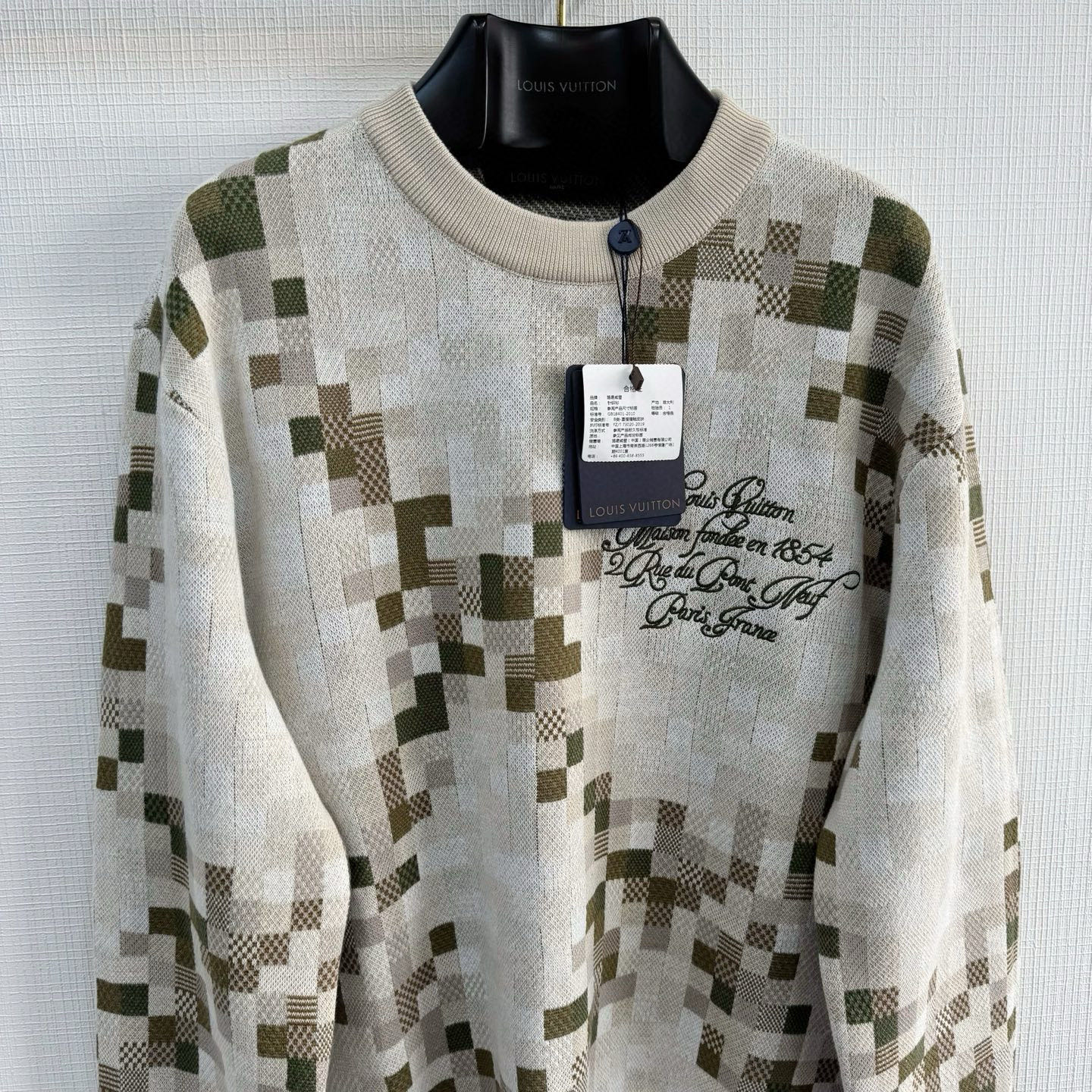 P700 lvxPharrell 24fw 新色 迷彩damier套头毛衣
100%精梳棉8色，织片为16针STOLL进口机，织片时间620/件，16针较细纱线8色同时织，
加上多种组织提花，增加了织机难度，导致次品多，缝盘22针缝合，绣花需要二次埋夹，领、衫脚、袖口都需要挑口，共5个，绣花加了热容胶，需烫胶，前面织片漏针已经查补过一次，后整还有少许漏针，需再次查补整件衣服的每一道工序都比较慢费时间size:xs/s/m/l
