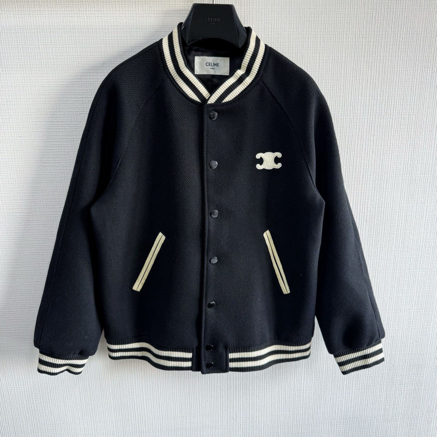 NO:639296,ce 25fw Arc de Triomphe wool sheepskin jacket, body 50 wool acrylic blended yarn, thick wool blended yarn, 600g rapier machine-dyed rice grain jacquard pattern, rayon cotton 4*4 diamond checkered lining, all front and back panels are powder-swept, and the bag lip is made of fetal sheepskin color-blocking.  Matching water-dyed sheep leather, matching round snap buttons size: 48/50/52/54, Celine-clothing, celine, jackets & coats, sheepskin, alexander wang19860909ce 25fw 凯旋门 羊毛羊皮外套 衣身50羊毛腈纶混纺纱线 粗支羊毛混纺纱,600g剑杆机色织米粒型提花纹路,人丝间棉4*4菱形格纹里布,前后幅全部扫粉定位,袋唇采用胎羊皮拼色开袋 对版水染绵羊皮料,对色圆形四合扣size:48/50/52/54,赛琳-服装,celine,jackets & coats,sheepskin,alexander wang,Women's clothing