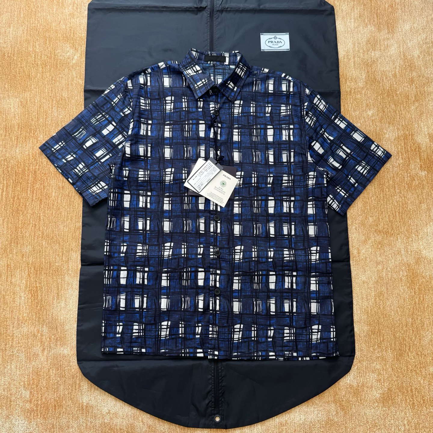 NO:775872,Pra 26ss geometric pattern short-sleeved shirt. The cotton shirt has oversize lines and is equipped with a unique bowling lapel. The summer-style print integrates retro temperament into the sports design. Digital direct printing technology, breathable and thin, classic chest bag, straight hem, custom resin buttons, fabric triangle logo Size: s/m/l/xl, Prada-clothing, prada, prada, versace, shirts, T-shirt,19860909Pra 26ss 几何图案短袖衬衣 棉质衬衫呈现 Oversize 线条,配以别致的保龄球翻领,夏日风格印花在运动设计中融入复古气质.数码直喷印花工艺,透气轻薄,经典胸袋,平直底边,定制树脂纽扣,织物三角形徽标Size: s/m/l/xl,普拉达-服装,prada,prada,versace,shirts,T-shirt,,Women's clothing