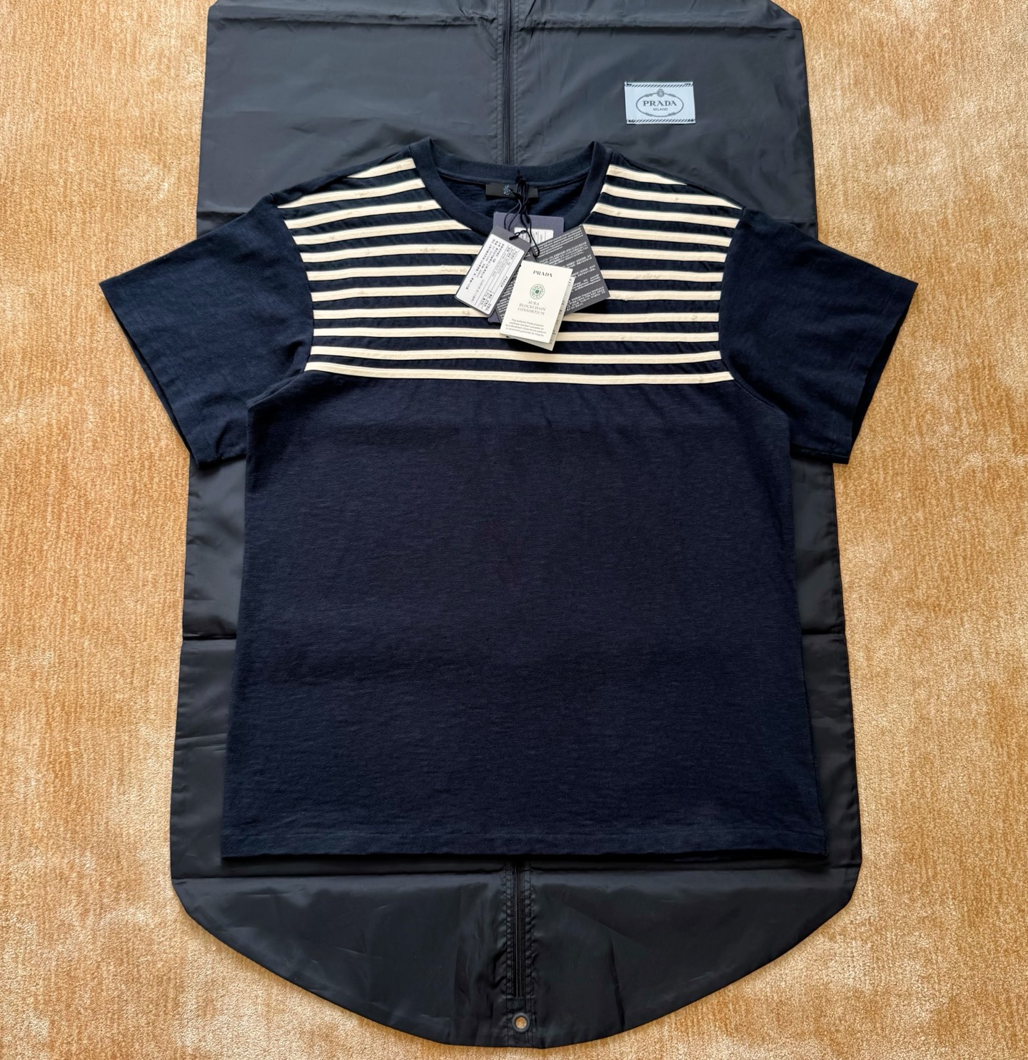NO:775877,Prad 26ss striped frayed short-sleeved T-shirt with chip 360g heavy slub cotton fabric 10s 10s cotton slub plain fabric The stripes are manually positioned on the flat surface. The front and rear hems are cut using a special machine to pick the feet. There are lines on the surface to create a hollow effect. The stripes are manually positioned and cut with holes.  Garments are fermented and washed for a nostalgic effect size: s/m/l/xl, Prada-clothing, prada, prada, T-shirt, tees, t-shirt,19860909Prad 26ss 条纹磨破短袖T恤 带芯片 360g重磅竹节棉面料 10s全棉竹节平纹布 手工定位平车上条纹 前后幅下摆采用特种专机挑脚机冚车止口 面上有线条中空效果 条纹织条手工定位剪破洞 成衣酵洗做怀旧效果size:s/m/l/xl,普拉达-服装,prada,prada,T-shirt,tees，t-shirt,,Women's clothing