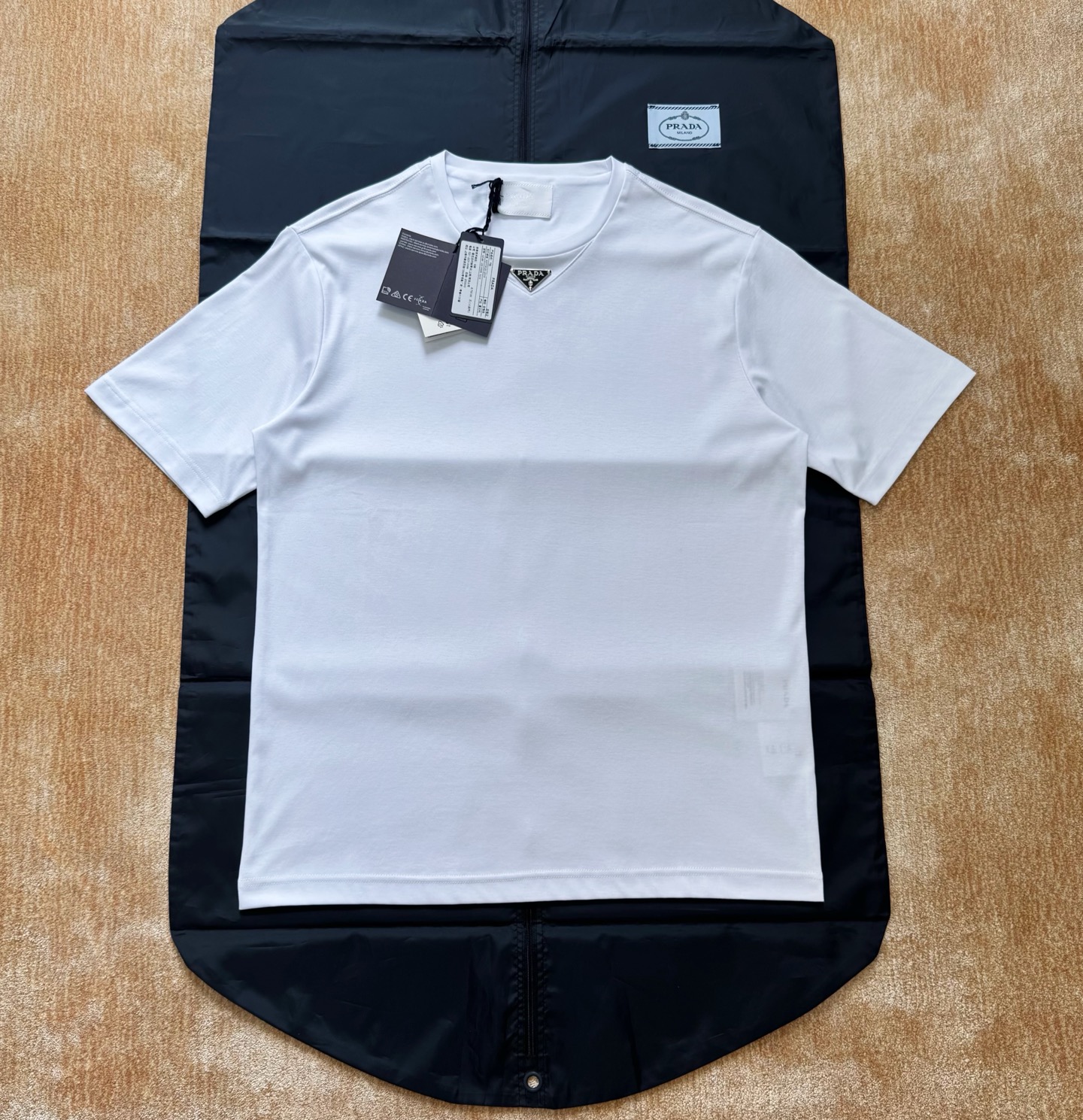 NO:775883,Prad 26ss triangle steel logo T-shirt with chip 195g 60 count liquid nitrogen double-sided cotton, liquid nitrogen black technology. The cotton fiber has been tempered by -196°C liquid nitrogen, forming billions of breathable micropores on the surface, which is 3 times more breathable than ordinary cotton.  The double-sided craftsmanship upgrades the touch, and the fabric is more silky and wrinkle-resistant, soft and sweat-absorbent, as if you are wearing clouds on your body. The version design adopts a triangular fork in the front, a sweat-folding back collar pocket on the back panel, and powder-swept positioning on the back collar pocket. Flat machine hidden stitching, the finished product has a smooth routing, and a triangular front panel  The label is made of pure steel, an integrated mold is opened, the film is injected once and the embryo is produced, and the finished product is produced by the paint-smoothing and baking process later. Size: s/m/l/xl, Prada-clothing, prada, prada, tees, t-shirt,19860909Prad 26ss三角钢标T恤 带芯片 195g 60支液氮双面棉,液氮黑科技 经过-196°C液氮淬炼的棉纤维,表面形成亿万级透气微孔,比普通棉布透气性提升3倍 双面工艺让触感升级,面料更加丝滑抗皱,软糯吸汗,仿佛把云朵穿在身上版型设计采用前中开三角叉,后幅带折汗后领兜,后领兜扫粉定位,平车暗线车缝,成品走线圆顺,前幅三角标采用纯钢材质,开一体化模具,一次注膜出胚,后期点漆抹平烤漆工艺出成品size:s/m/l/xl,普拉达-服装,prada,prada,tees，t-shirt,,Women's clothing