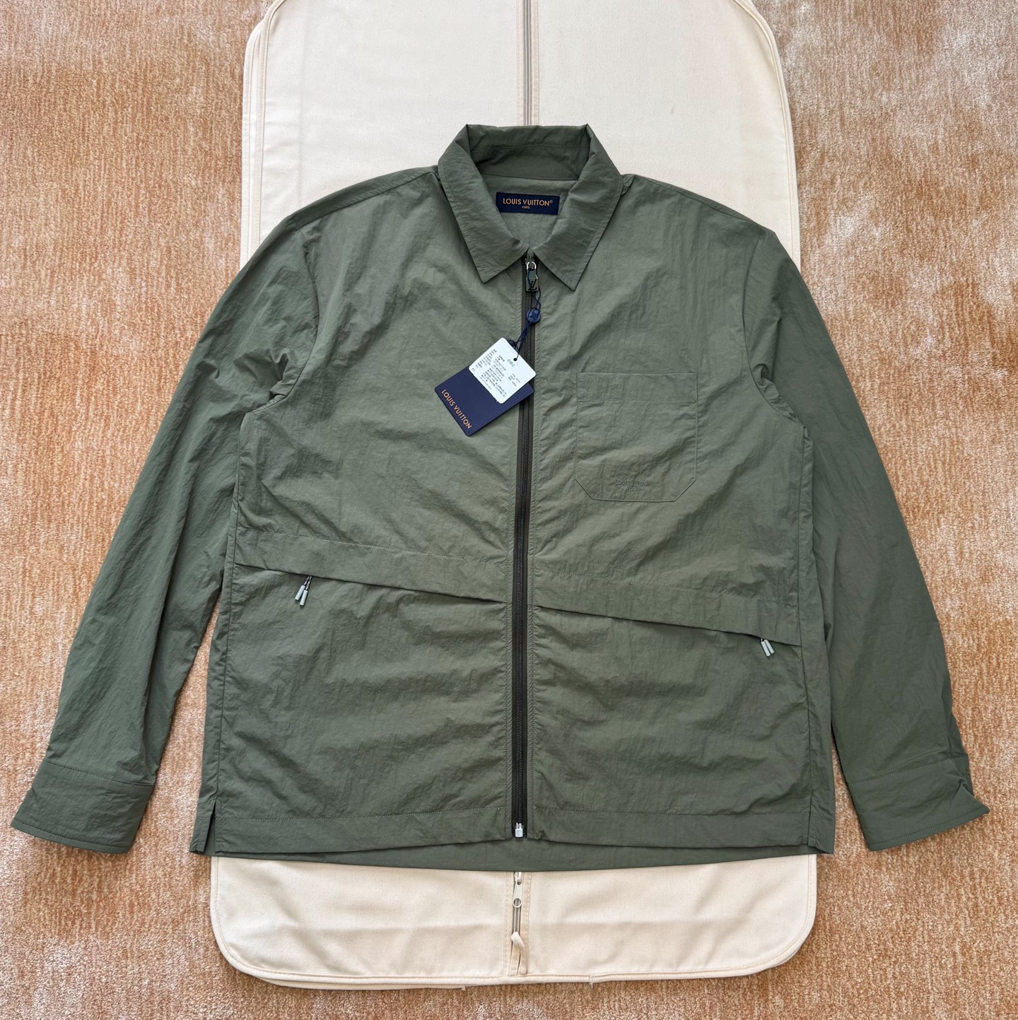 NO:775861,1v 26ss lapel zipper jacket. Technical nylon woven fabric. After special coating or finishing, it can also be water-repellent and windproof. Classic lapel + half-open zipper design. The collar can be stood up to prevent wind. The main body of the front panel adopts precision needle embroidery technology. The embroidery is very fine and dense. The letters are clear and have a strong sense of line and three-dimensionality. The linen material embroidery thread is combined with encrypted processing, and the embroidery body has a subtle matte visual texture.  Equipped with double zipper drawstring pockets under the waist, the elasticity of the hem can be adjusted while increasing the storage space SizeS/M/L/XL, Louis Vuitton-clothing, louis vuitton, jackets & coats, jackets & coats,198609091v 26ss 翻领拉链夹克外套 科技锦纶梭织面料,特殊涂层或后整理后,还可具备防泼水、防风等功能性,经典翻领+半开拉链设计,领口可立起防风,前幅主体采用精密挨针绣工艺,刺绣非常精细针法绵密,字母清晰且 线条感和立体感强.亚麻材质绣线结合加密处理,绣体具有微妙的哑光视觉质感, 腰部下方配有双拉链抽绳口袋,可调节衣摆松紧,同时增加储物空间SizeS/M/L/XL,路易威登-服装,louis vuitton,jackets & coats,jackets & coats,,Women's clothing