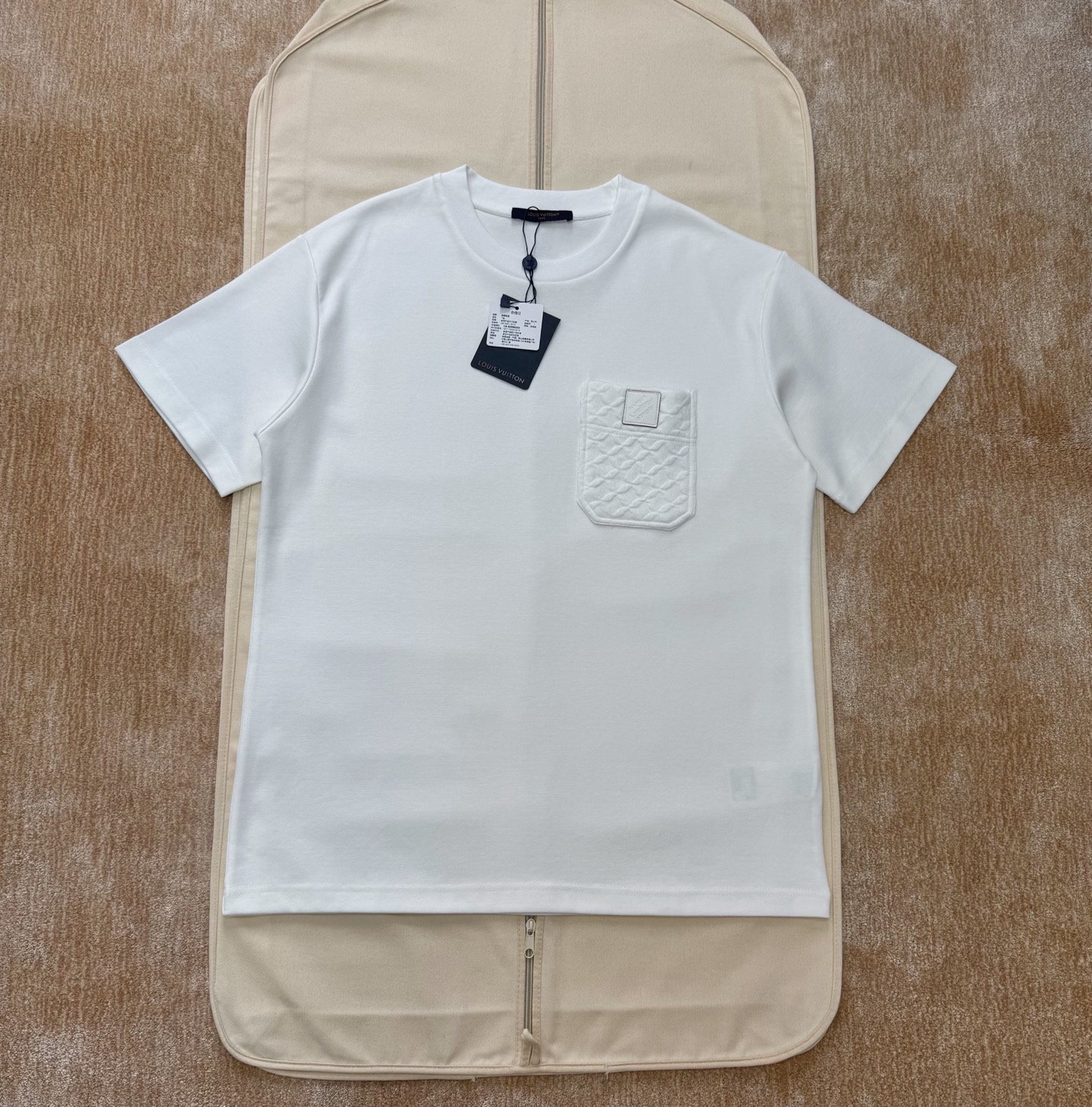 NO:775833,1v 26ss pocket three-dimensional jacquard T-shirt 280g Pure cotton pique fabric, special knitting method, the fabric surface has a certain concave and convex feeling and breathability, fresh cotton T-shirt in timeless milky white, Dandy monogram pattern exclusively designed by Pharrell Williams and NIGO, decorated with quilted chest pocket. In addition, the pocket is also decorated with tanned leather 'Marque L. Vuitton Déposée  size:xs/s/m/l,Louis Vuitton-clothing,louis vuitton,tees,t-shirt,198609091v 26ss 口袋立体提花T恤 280g 纯棉珠地面料,特殊的针织方式,面料表面具有一定的凹凸感和透气性,新鲜的棉质T恤,采用永恒的乳白色,Pharrell Williams和NIGO独家设计的Dandy字母组合图案,装饰了绗缝胸袋. 此外,口袋上还饰有鞣制皮革“Marque L. Vuitton Déposée size:xs/s/m/l,路易威登-服装,louis vuitton,tees，t-shirt,,Women's clothing