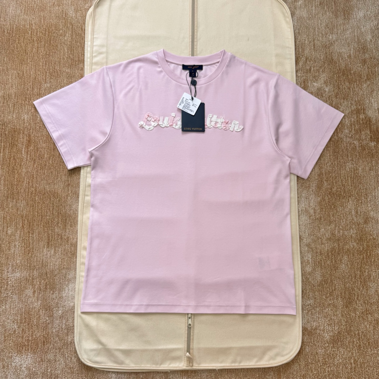 NO:775838,1v 26ss gradient ribbon round neck short sleeves custom woven three colors 180g 60 count single yarn double-sided fabric  The gradient effect webbing is integrated with digital printing direct-injection technology. The front ribbon logo embroidery is made by hand. The ribbon material is dyed according to the pattern. The thin webbing uses high-density stitching and three-dimensionality. The three-dimensional layers are highlighted through closely arranged silk threads. The multi-layer superimposed structure embroidery is made.  As the base, the details are hand-positioned to reflect the precision of high-end customization. The heat-pressed fit and hand-sewn fixation ensure that the edge of the ribbon is flat and not warped, forming a contrast between soft and hard texture with the embroidery part. Size: xs/s/m/l, Louis Vuitton-clothing, louis  vuitton,T-shirt,198609091v 26ss 渐变丝带圆领短袖 定织三色 180g 60支单纱双面面料 渐变效果织带融合数码印花直喷工艺,正面丝带标识刺绣纯手工定位制作,对版选购丝带材质定染处理,细条织带通过高密度针脚与立体感,通过紧密排列的丝线凸显立体层次,多层叠加结构刺绣作为基底,细节手工定位体现高端定制的精细度,热压贴合与手工缝制固定,确保丝带边缘平整不翘起,与刺绣部分形成柔与硬的质感对比,size:xs/s/m/l,路易威登-服装,louis vuitton,T-shirt,,Women's clothing