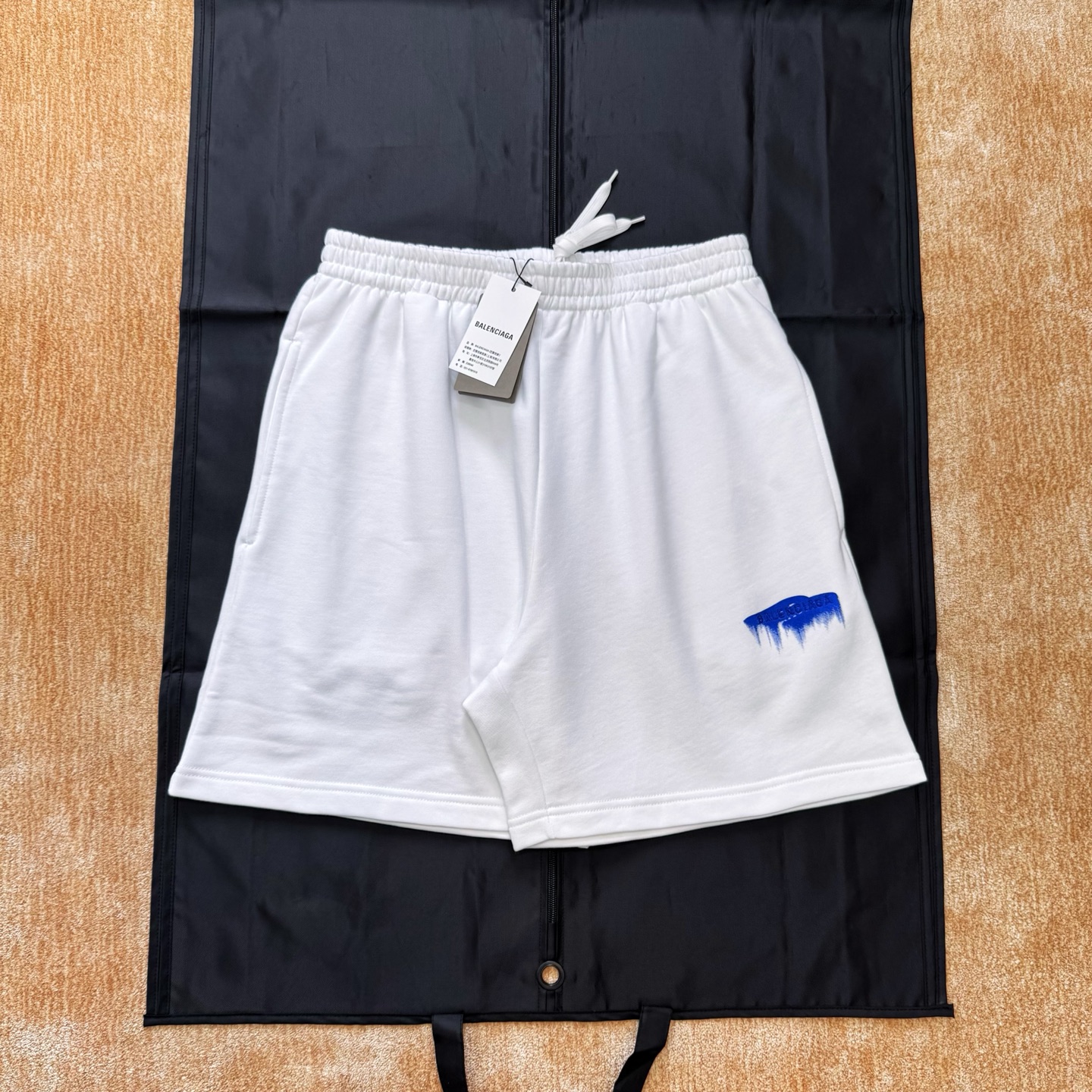 NO:775842,blcg 26ss letter embroidered shorts 380g 26 count double yarn top layer yarn grab plush bottom composite structure, wet  Brush art work printing, dot penetration printing technology, transfer water-based dye to the fabric in the form of tiny dots through high-precision screen printing, dye penetrates into the inside of the fiber technology, the main body of the front panel adopts precision needle embroidery technology, the embroidery is very fine, the stitches are dense, and the letters are clear  And the sense of lines and three-dimensionality are strong. The linen material embroidery thread is combined with encrypted processing, and the embroidery body has a subtle matte visual texture. Straight leg cutting, elastic high waist size: xs/s/m/l, Balenciaga-clothing, balenciaga, shorts,19860909blcg 26ss 字母刺绣短裤 380g 26支双纱面层支纱抓毛绒底的复合结构,wet brush艺术作品印花,网点渗透印花工艺,通过高精度网版将水性染料以微小的网点形式转印至面料,染料渗透入纤维内部技术,前幅主体采用精密挨针绣工艺,刺绣非常精细针法绵密,字母清晰且线条感和立体感强.亚麻材质绣线结合加密处理,绣体具有微妙的哑光视觉质感,直筒裤管裁剪,松紧高腰size:xs/s/m/l,巴黎世家-服装,balenciaga,shorts,,Women's clothing