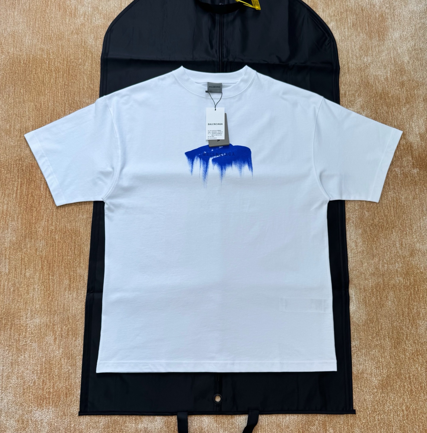 NO:775848,blcg 26ss embroidered letter short-sleeved T-shirt 185g 24 count special woven compact cotton jersey fabric, wet brush artwork printing, dot penetration printing process, water-based dye is transferred to the fabric in the form of tiny dots through high-precision screen printing, dye penetrates into the fiber's internal technology, the main body of the front panel adopts precision stitching technology, the embroidery is very fine and dense, the letters are clear and  The sense of lines and three-dimensionality are strong. The linen material embroidery thread is combined with encrypted processing, and the embroidery body has a subtle matte visual texture. The round-neck oversized version design size: xs/s/m/l, Balenciaga-clothing, balenciaga, T-shirt, tees, t-shirt,19860909blcg 26ss 刺绣字母短袖T恤 185g 24支特纺紧密棉平纹针织面料,wet brush艺术作品印花,网点渗透印花工艺,通过高精度网版将水性染料以微小的网点形式转印至面料,染料渗透入纤维内部技术,前幅主体采用精密挨针绣工艺,刺绣非常精细针法绵密,字母清晰且 线条感和立体感强.亚麻材质绣线结合加密处理,绣体具有微妙的哑光视觉质感,圆领超大版型设计size:xs/s/m/l,巴黎世家-服装,balenciaga,T-shirt,tees，t-shirt,,Women's clothing