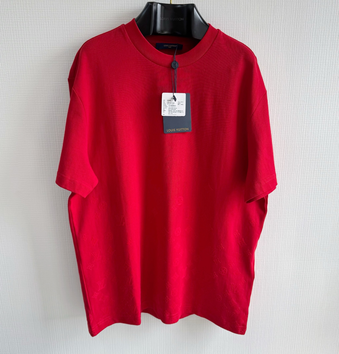NO:826051,Original 1-1 development 1v 26ss Monogram flocked round neck short sleeves 230g 12 count fine cotton plain fabric, flocking pattern gradient presentation  The environmentally friendly elastic glue printing + thick plate flocking process are combined, and the pattern is treated with the same tone process. The starting position and gradient of the printing are precisely controlled. A dense pattern begins from the hem, gradually gradients upward to scattered embellishments until it disappears. The thick plate flocking process uses electrostatic flocking technology size: xs/s/m/l, Louis Vuitton-clothing, louis vuitton, T-shirt,19860909原版1-1开发 1v 26ss Monogram植绒圆领短袖 230g 12支精棉平纹面料,植绒图案渐变呈现 环保弹力胶浆印花+厚板植绒工艺相结合,图案采用同色调工艺处理.精准控制印花的起始位置与渐变,从距下摆处开始出现密集图案,向上渐变为零星点缀直至消失,厚板植绒工艺通过静电植绒技术size:xs/s/m/l,路易威登-服装,louis vuitton,T-shirt,,Women's clothing