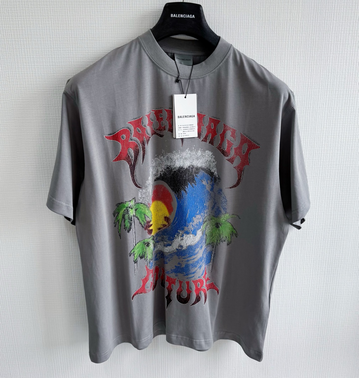 NO:830756,Original 1-1 development fk gray blcg 26ss heat wave printed round neck short sleeves 185g 24 count special woven compact cotton plain fabric, medium to light weight, decorated with vintage on the front  Surfer art work printing, slurry crack printing technology, the surface layer is stretched and cracked, revealing the underlying color, and the broken beauty brought by the cracks makes the printed pattern have a sense of layering and three-dimensionality. It is characterized by natural and random cracks and uneven touch. size: xs/s/m/l, Balenciaga-clothing, balenciaga, T-shirt,19860909原版1-1开发 fk灰色 blcg 26ss 热浪印花圆领短袖 185g 24支特纺紧密棉平纹面料,中等偏轻的克重,正面饰以vintage surfer艺术作品印花,粉浆龟裂纹印花工艺,表层拉伸开裂,露出底层颜色,裂纹带来的残破美感,使印花图案产生层次感与立体感,特点在于裂纹自然随机、触感凹凸有致size:xs/s/m/l,巴黎世家-服装,balenciaga,T-shirt,,Women's clothing