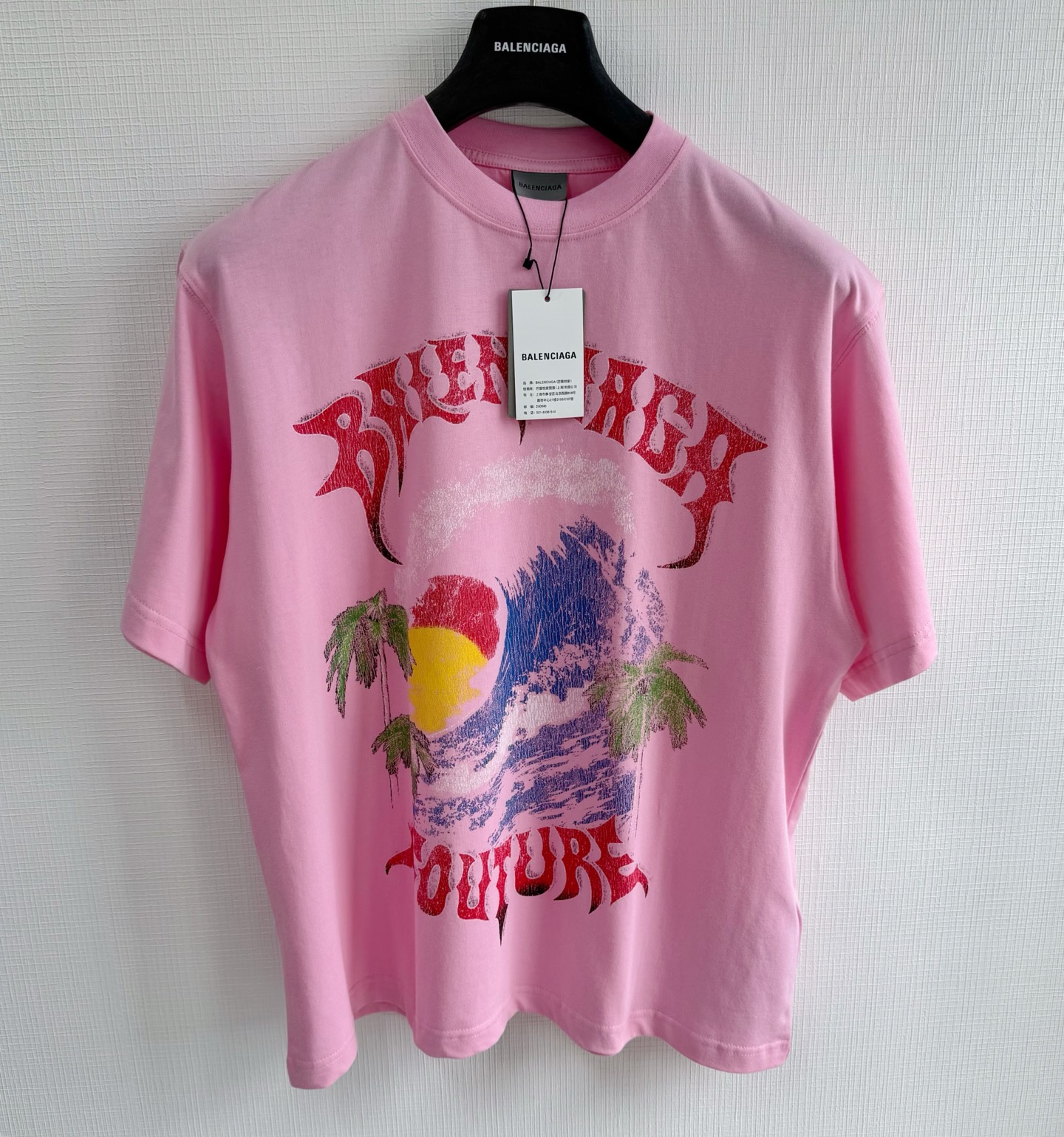 NO:830747,Original 1-1 development fk pink blcg 26ss heat wave printed round neck short sleeves 185g 24 count special woven compact cotton plain fabric, medium to light weight, decorated with vintage on the front  Surfer art work printing, slurry crack printing technology, the surface layer is stretched and cracked, revealing the underlying color, and the broken beauty brought by the cracks makes the printed pattern have a sense of layering and three-dimensionality. It is characterized by natural and random cracks and uneven touch. size: xs/s/m/l, Balenciaga-clothing, balenciaga, T-shirt,19860909原版1-1开发 fk粉红色 blcg 26ss 热浪印花圆领短袖 185g 24支特纺紧密棉平纹面料,中等偏轻的克重,正面饰以vintage surfer艺术作品印花,粉浆龟裂纹印花工艺,表层拉伸开裂,露出底层颜色,裂纹带来的残破美感,使印花图案产生层次感与立体感,特点在于裂纹自然随机、触感凹凸有致size:xs/s/m/l,巴黎世家-服装,balenciaga,T-shirt,,Women's clothing
