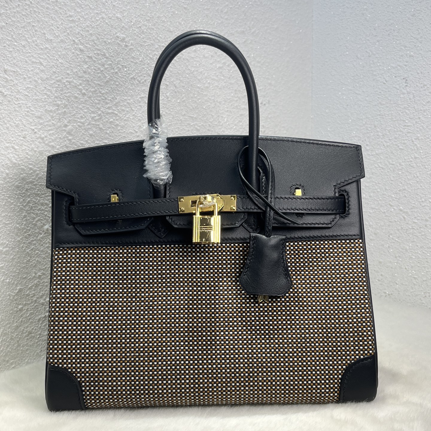 NO:699570,Birkin 25# black waffle Swift/canvas, sheepskin lining, waxed thread semi-hand sewing, hand-made copper nails, gold buckle, in stock, Hermes, hermes, stuart weitzman, sheepskin, Hermes,19860909Birkin 25#黑色华夫格 Swift/帆布 内里羊皮 蜡线半手缝 手打铜钉 金扣 现货,爱马仕,hermes,stuart weitzman,sheepskin,Hermes,,Bag