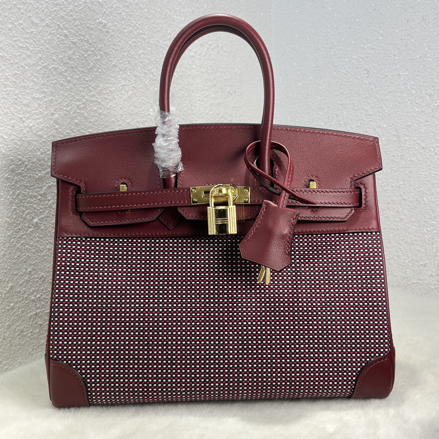 NO:699505,Birkin 25# waffle Hermes red Swift/Viking canvas, waxed thread semi-hand sewing, hand-made copper nails, all-steel hardware, gold buckle, in stock, Hermes, hermes, stuart weitzman, Hermes,19860909Birkin 25#华夫格爱马仕红 Swift/Viking帆布 蜡线半手缝 手打铜钉 全钢五金 金扣 现货,爱马仕,hermes,stuart weitzman,Hermes,,Bag