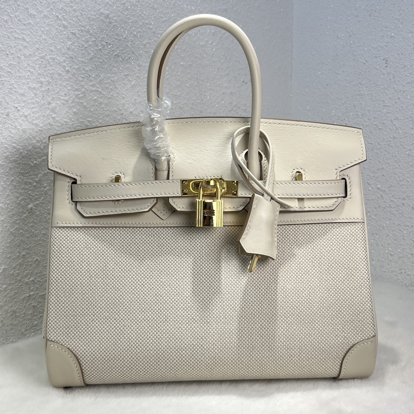 NO:699515,Birkin 25# milkshake white Swift/Viking canvas, waxed thread semi-hand sewing, hand-made copper nails, all-steel hardware, gold buckle, in stock, Hermes, hermes, stuart weitzman, Hermes,19860909Birkin 25#奶昔白 Swift/Viking帆布 蜡线半手缝 手打铜钉 全钢五金 金扣 现货,爱马仕,hermes,stuart weitzman,Hermes,,Bag