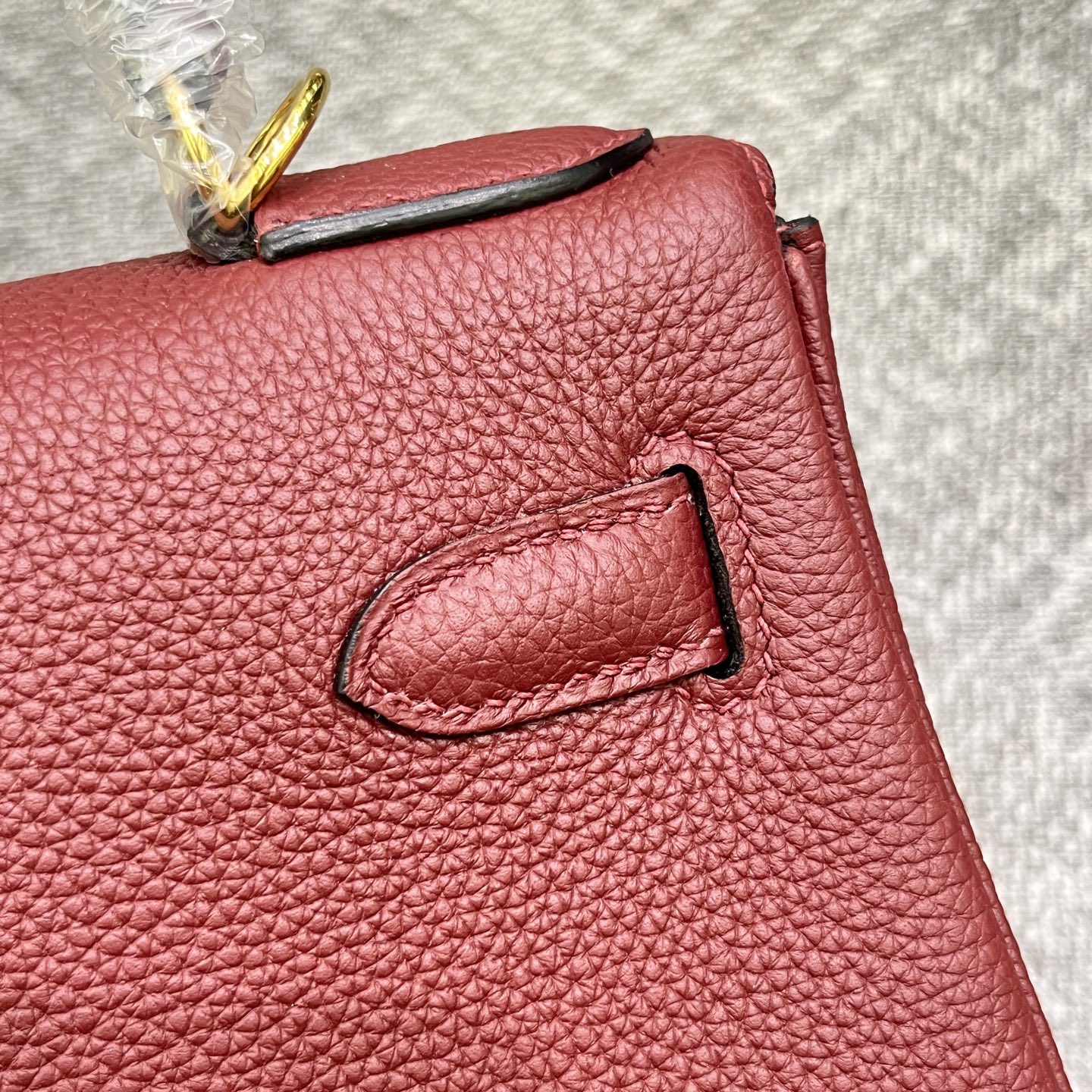 Kelly 凯莉 25/28cm 原厂进口Togo皮【酒红色】金扣
专柜同步 手工蜡线缝制 纯钢五金 现货