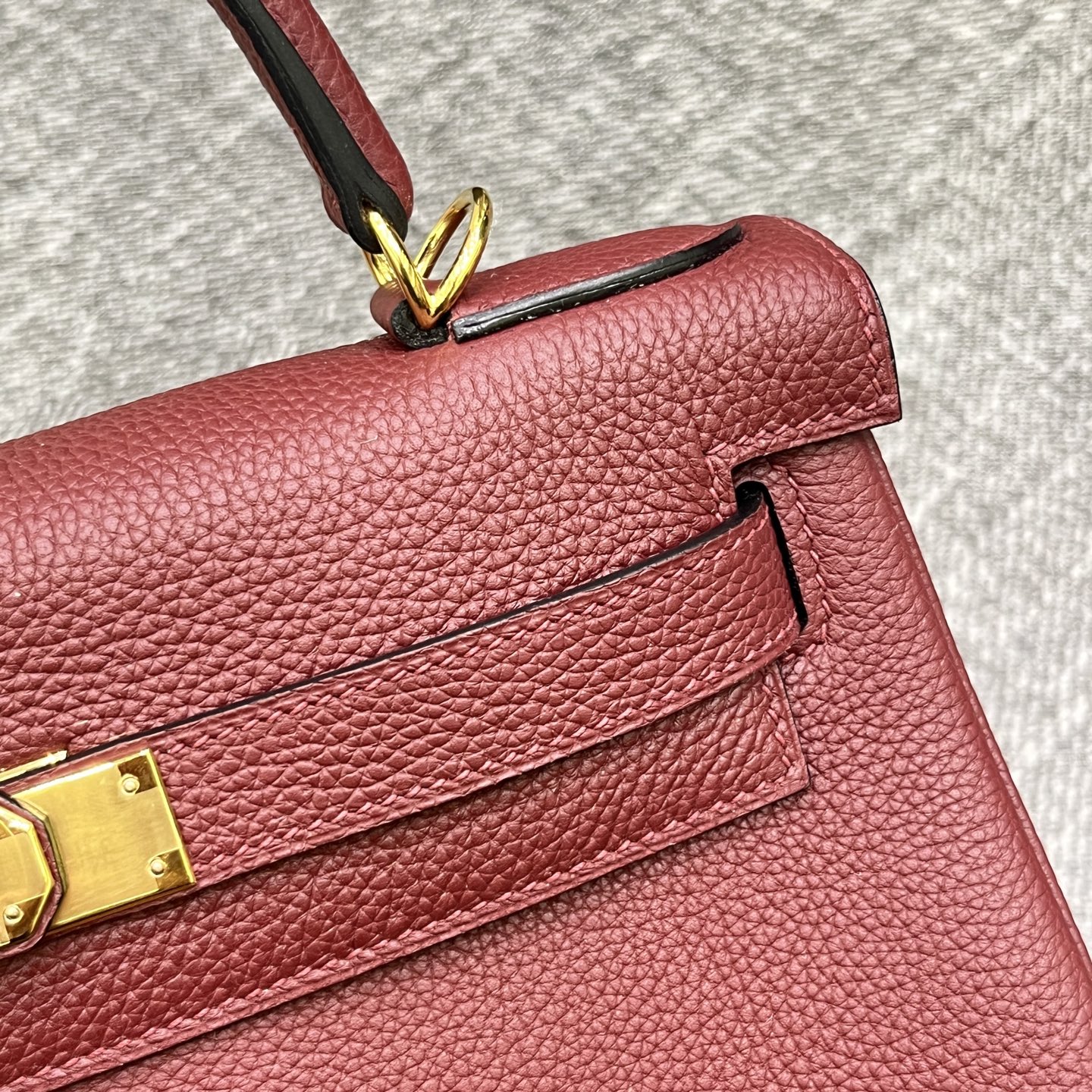 Kelly 凯莉 25/28cm 原厂进口Togo皮【酒红色】金扣
专柜同步 手工蜡线缝制 纯钢五金 现货