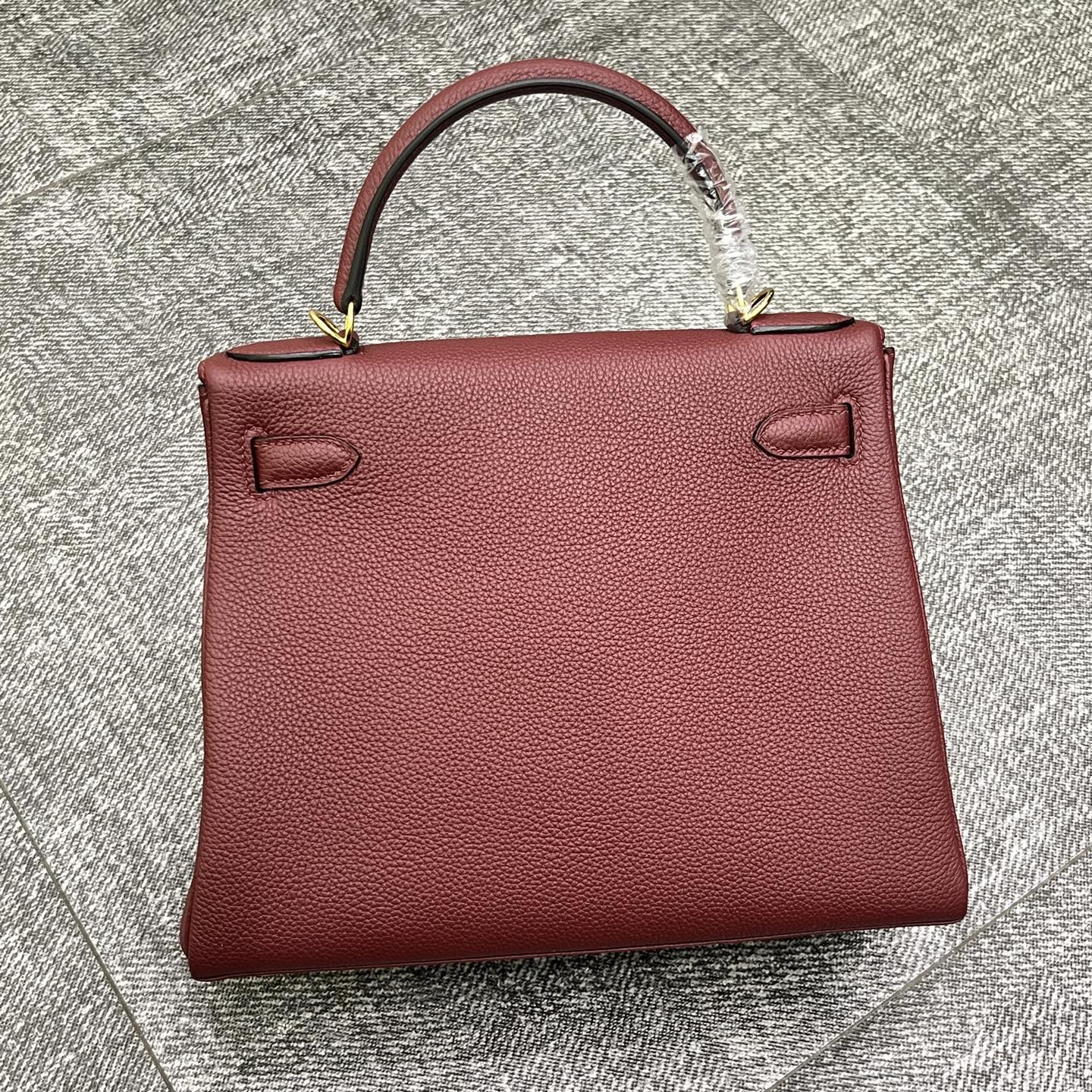 Kelly 凯莉 25/28cm 原厂进口Togo皮【酒红色】金扣
专柜同步 手工蜡线缝制 纯钢五金 现货
