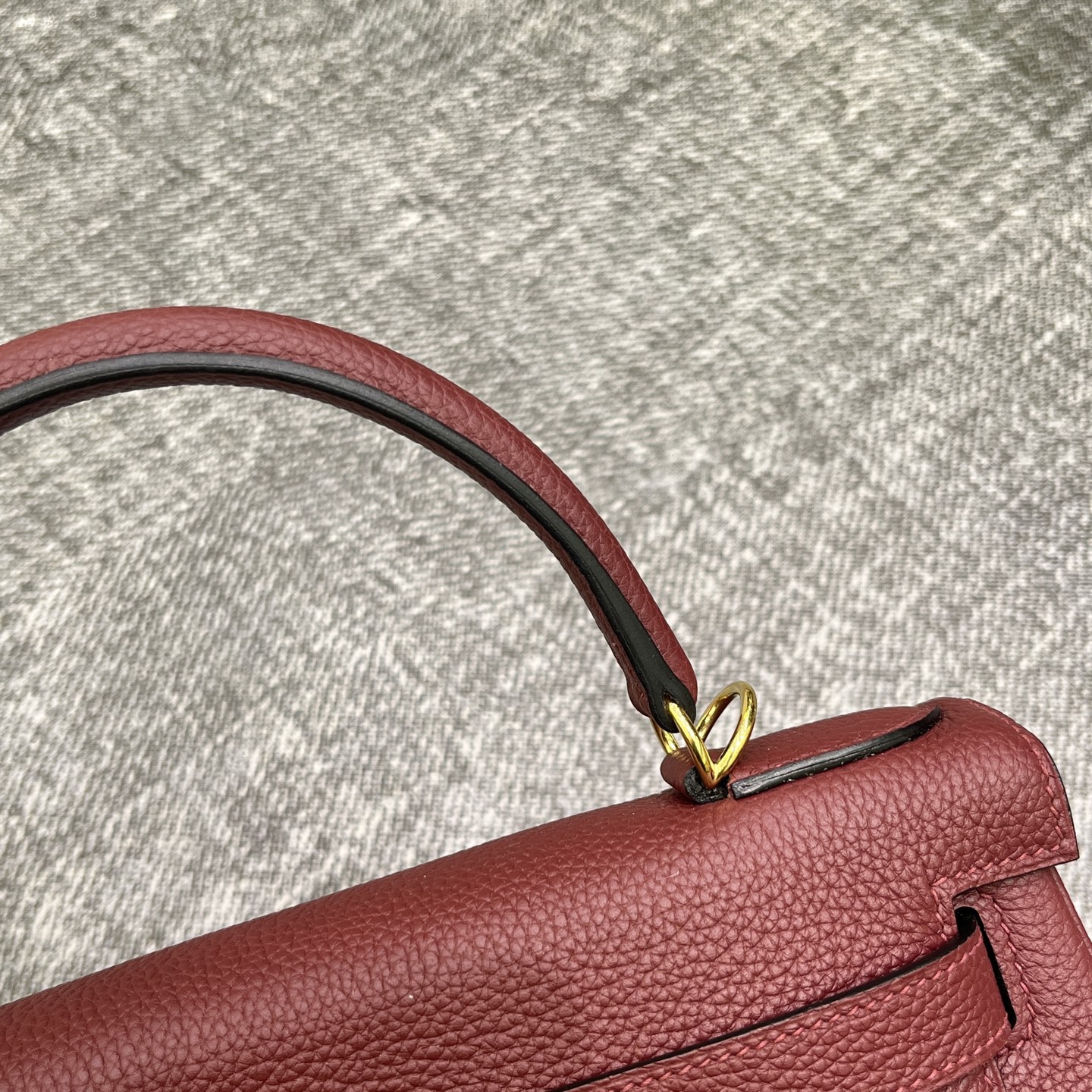 Kelly 凯莉 25/28cm 原厂进口Togo皮【酒红色】金扣
专柜同步 手工蜡线缝制 纯钢五金 现货