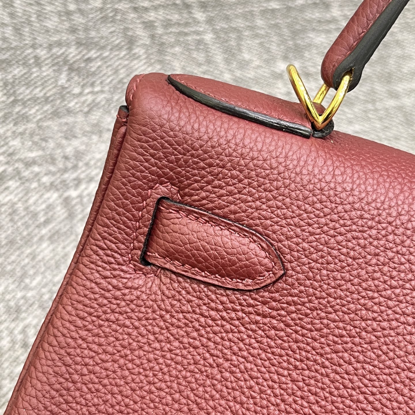 Kelly 凯莉 25/28cm 原厂进口Togo皮【酒红色】金扣
专柜同步 手工蜡线缝制 纯钢五金 现货