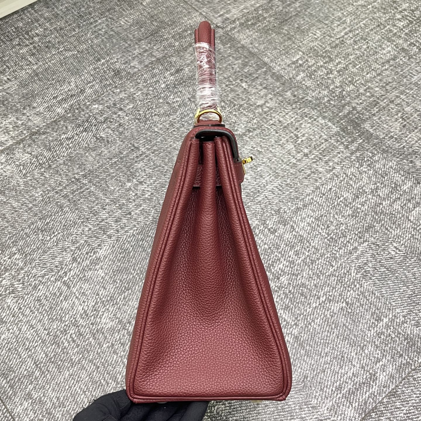 Kelly 凯莉 25/28cm 原厂进口Togo皮【酒红色】金扣
专柜同步 手工蜡线缝制 纯钢五金 现货