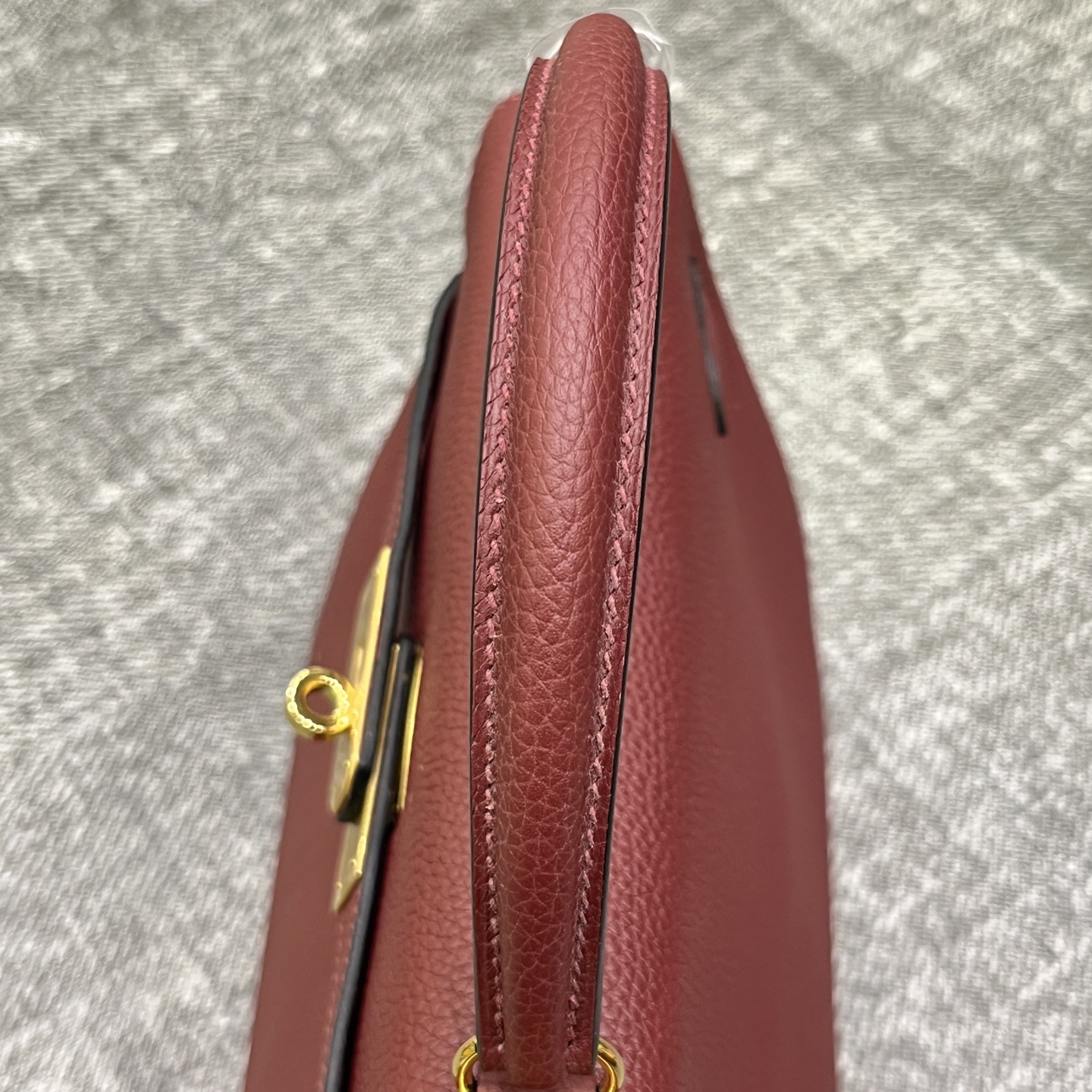 Kelly 凯莉 25/28cm 原厂进口Togo皮【酒红色】金扣
专柜同步 手工蜡线缝制 纯钢五金 现货