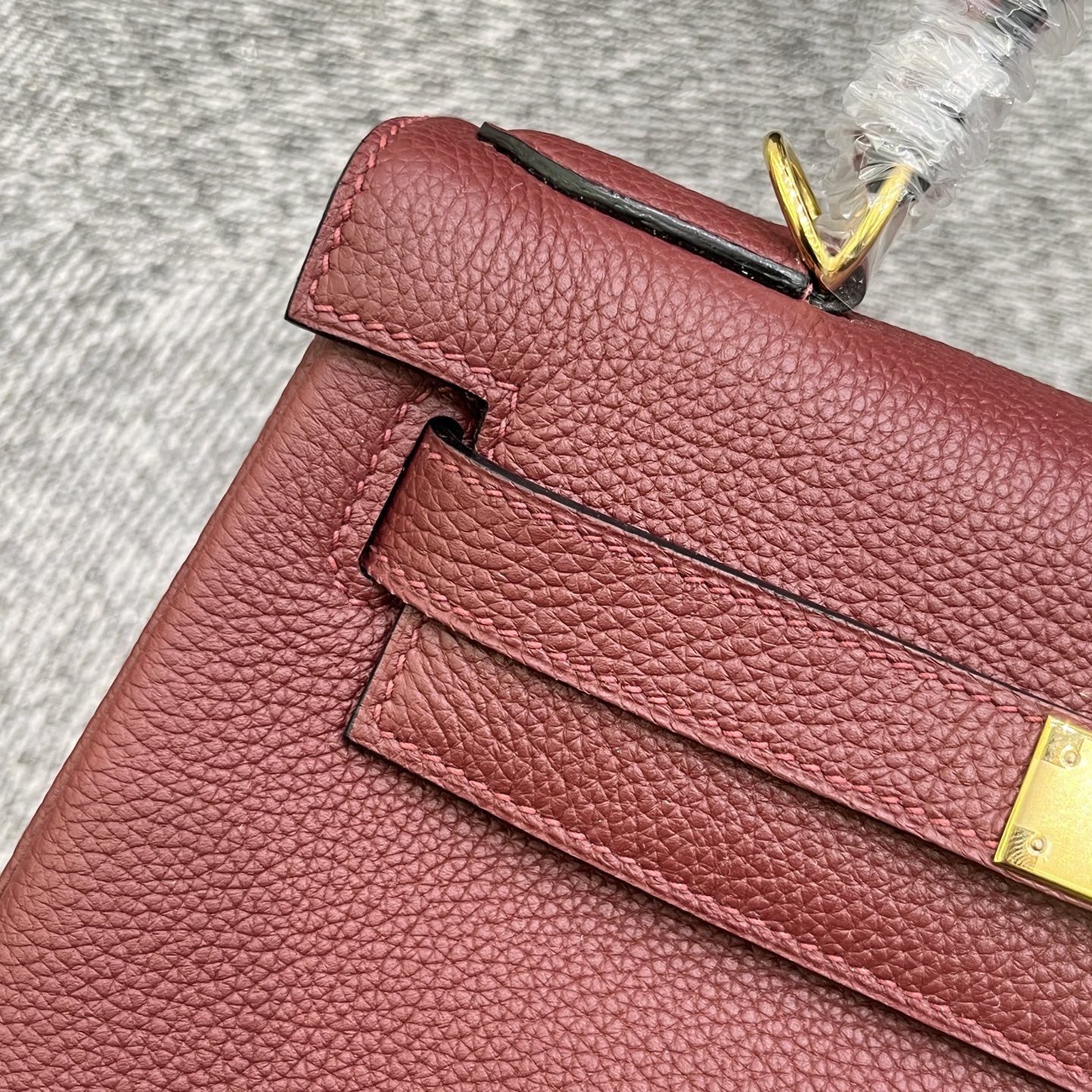 Kelly 凯莉 25/28cm 原厂进口Togo皮【酒红色】金扣
专柜同步 手工蜡线缝制 纯钢五金 现货