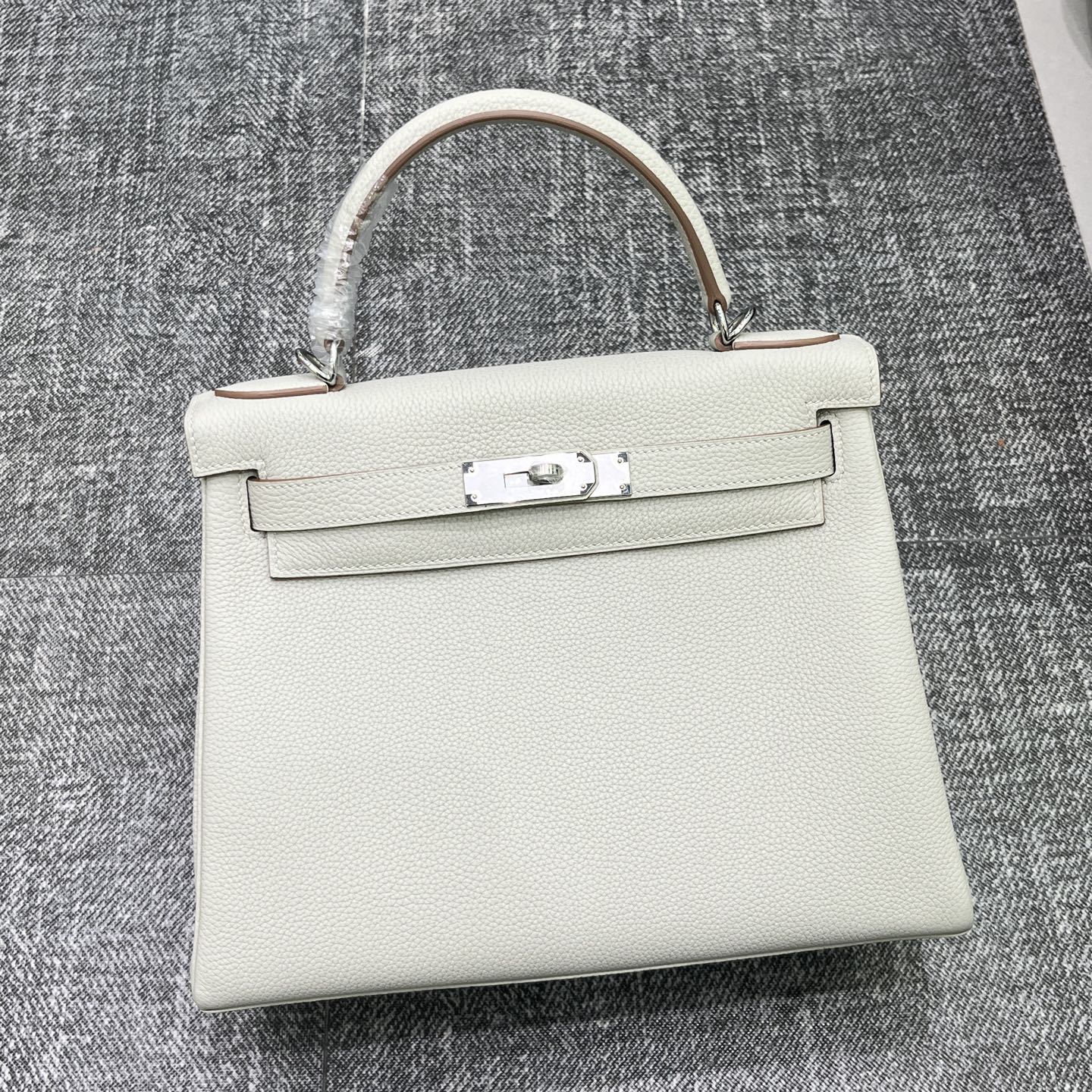 NO:699685,Kelly Kelly 25/28cm original imported Togo leather [pearl gray] silver buckle counter synchronization handmade wax thread sewing pure steel hardware in stock, Hermes, Hermes,19860909Kelly 凯莉 25/28cm 原厂进口Togo皮【珍珠灰】银扣 专柜同步 手工蜡线缝制 纯钢五金 现货,爱马仕,hermes,Hermes,,Bag