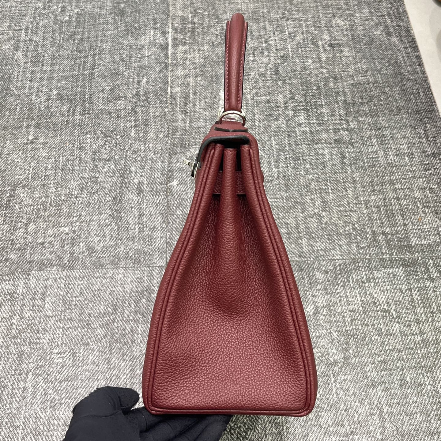 Kelly 凯莉 25/28cm 原厂进口Togo皮【酒红色】银扣
专柜同步 手工蜡线缝制 纯钢五金 现货