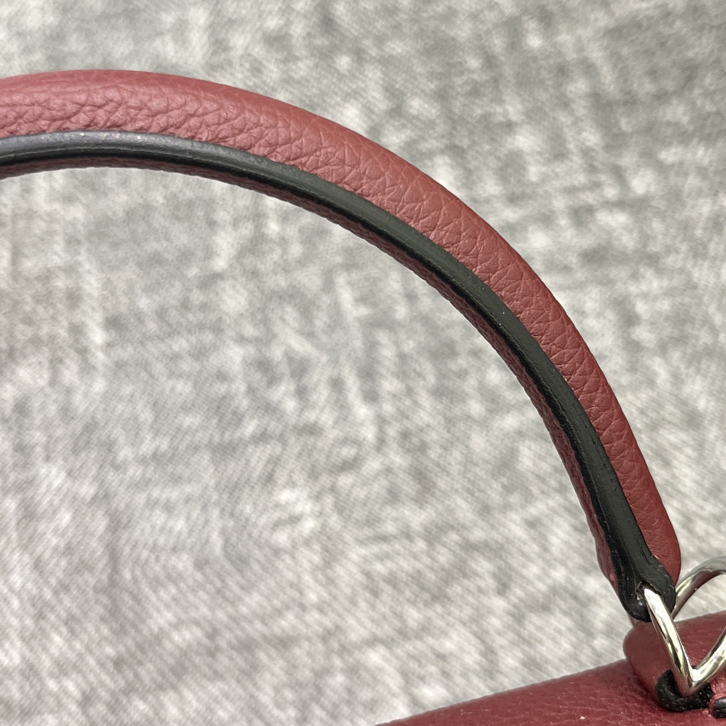 Kelly 凯莉 25/28cm 原厂进口Togo皮【酒红色】银扣
专柜同步 手工蜡线缝制 纯钢五金 现货