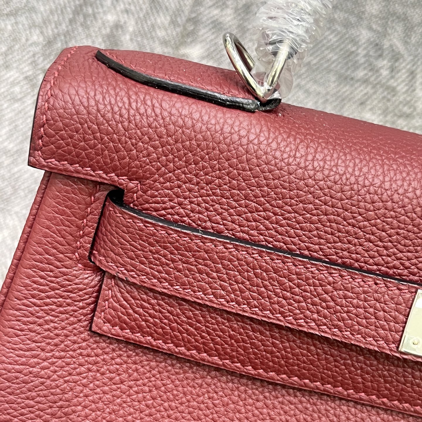 Kelly 凯莉 25/28cm 原厂进口Togo皮【酒红色】银扣
专柜同步 手工蜡线缝制 纯钢五金 现货