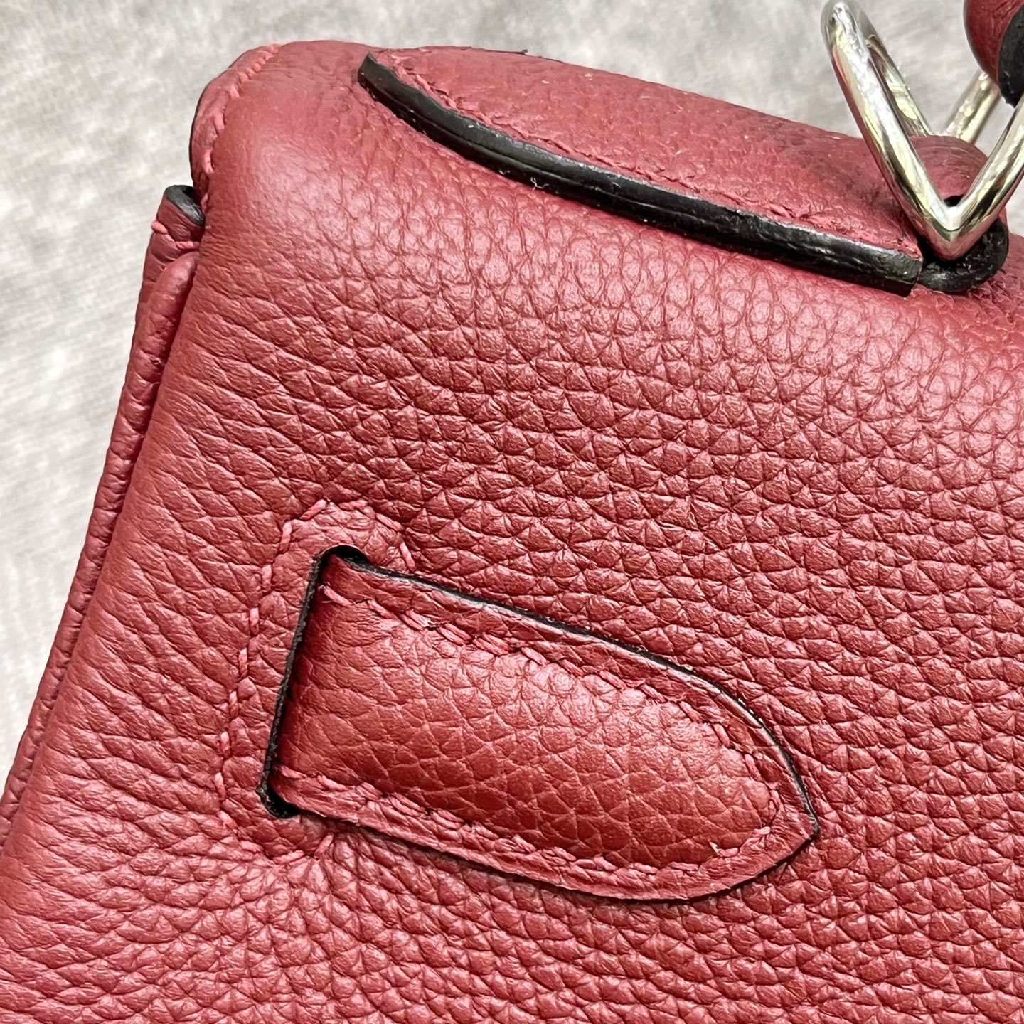 Kelly 凯莉 25/28cm 原厂进口Togo皮【酒红色】银扣
专柜同步 手工蜡线缝制 纯钢五金 现货