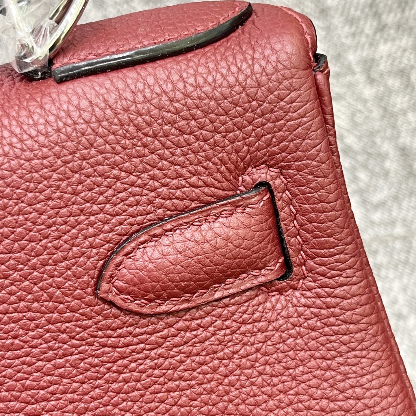 Kelly 凯莉 25/28cm 原厂进口Togo皮【酒红色】银扣
专柜同步 手工蜡线缝制 纯钢五金 现货