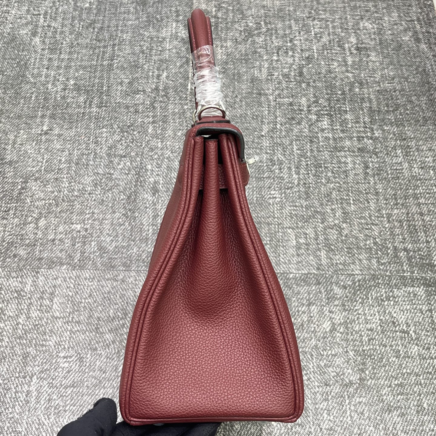 Kelly 凯莉 25/28cm 原厂进口Togo皮【酒红色】银扣
专柜同步 手工蜡线缝制 纯钢五金 现货