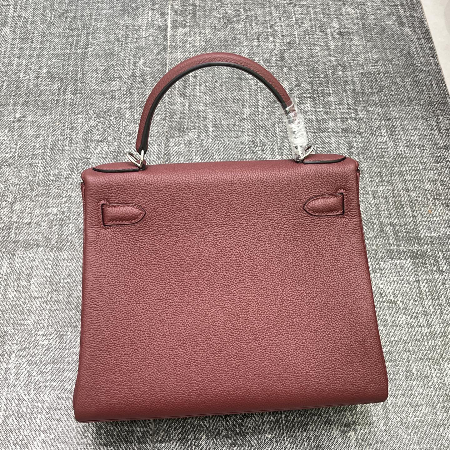Kelly 凯莉 25/28cm 原厂进口Togo皮【酒红色】银扣
专柜同步 手工蜡线缝制 纯钢五金 现货
