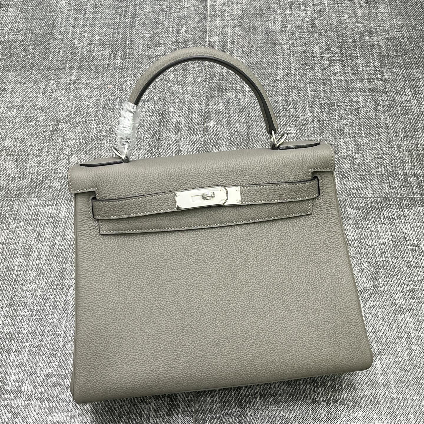 NO:699683,Kelly Kelly 25/28cm original imported Togo leather [cumulonimbus gray] silver buckle counter synchronization handmade wax thread sewing pure steel hardware in stock, Hermes, Hermes,19860909Kelly 凯莉 25/28cm 原厂进口Togo皮【积雨云灰】银扣 专柜同步 手工蜡线缝制 纯钢五金 现货,爱马仕,hermes,Hermes,,Bag