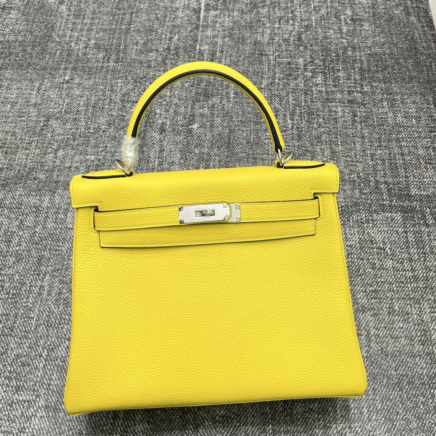 NO:699681,Kelly Kelly 25/28cm Original imported Togo leather [Naples yellow] silver buckle, counter synchronization, handmade wax thread sewing, pure steel hardware, in stock, Hermes, Hermes,19860909Kelly 凯莉 25/28cm 原厂进口Togo皮【那不勒斯黄】银扣 专柜同步 手工蜡线缝制 纯钢五金 现货,爱马仕,hermes,Hermes,,Bag