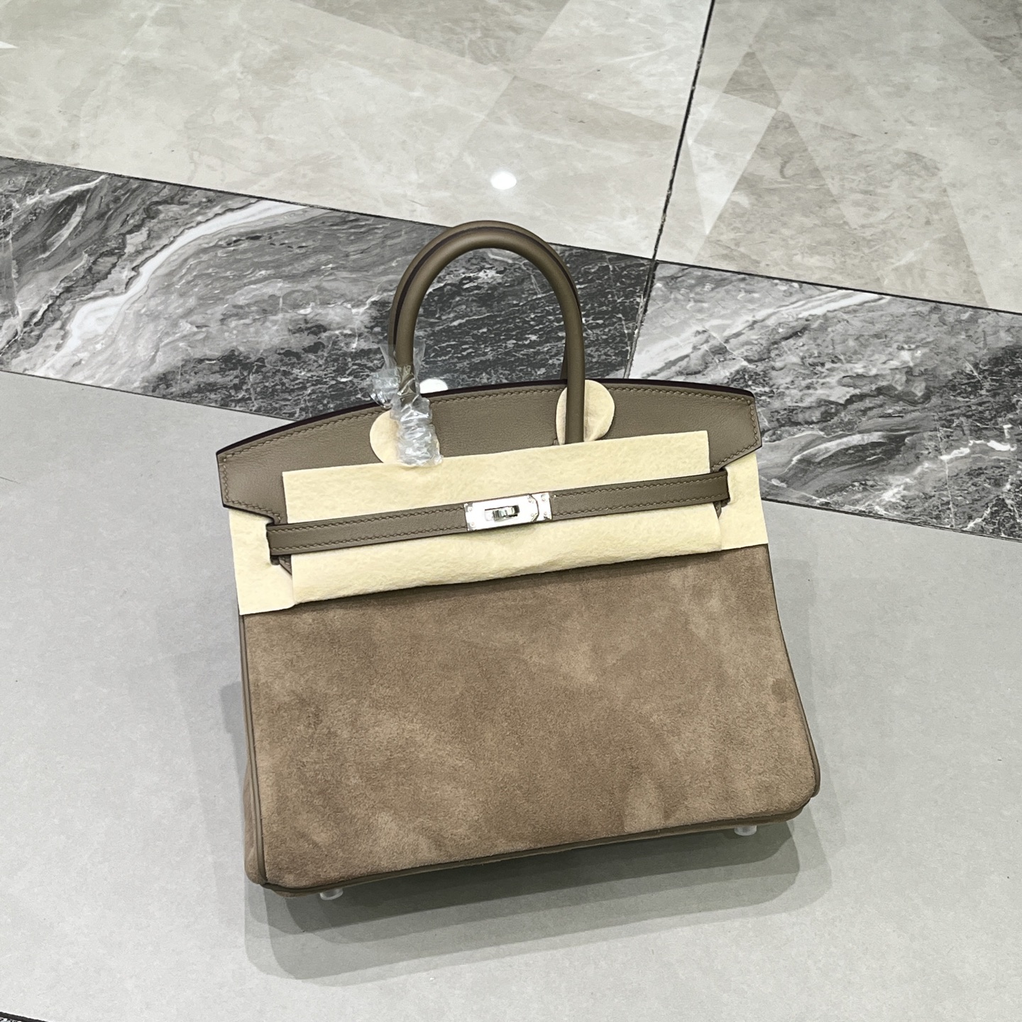 NO:700456,Birkin 25# elephant gray silver buckle Swift / suede, goatskin lining, waxed thread semi-hand sewing, hand-made copper nails, all-steel hardware, in stock, Hermes, hermes, stuart weitzman, sheepskin, chamois leather, Hermes,19860909Birkin 25#大象灰银扣 Swift /麂皮 内里山羊皮 蜡线半手缝 手打铜钉 全钢五金 现货,爱马仕,hermes,stuart weitzman,sheepskin,chamois leather,Hermes,,Bag