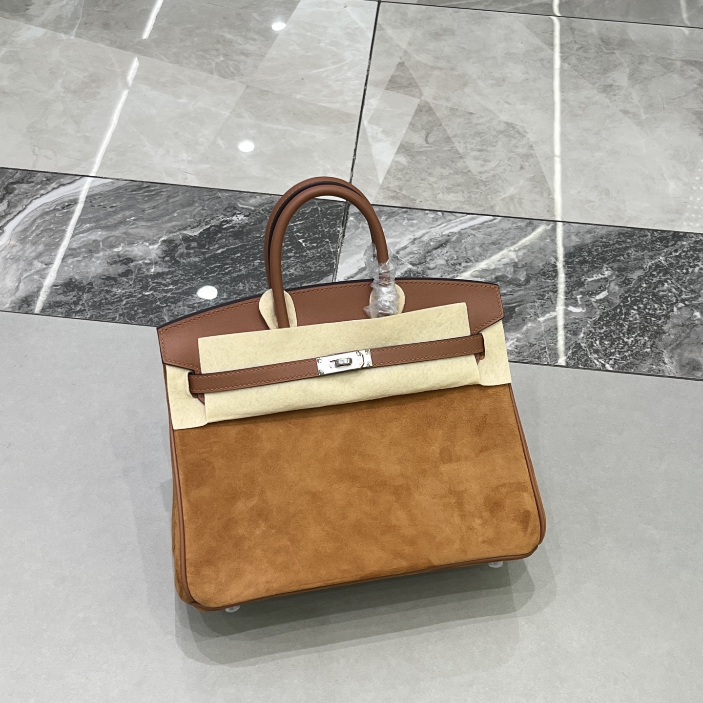 NO:700445,Birkin 25# gold brown silver buckle Swift / suede, goatskin lining, waxed thread semi-hand sewing, hand-made copper nails, all-steel hardware, in stock, Hermes, hermes, stuart weitzman, sheepskin, chamois leather, Hermes,19860909Birkin 25#金棕色银扣 Swift /麂皮 内里山羊皮 蜡线半手缝 手打铜钉 全钢五金 现货,爱马仕,hermes,stuart weitzman,sheepskin,chamois leather,Hermes,,Bag