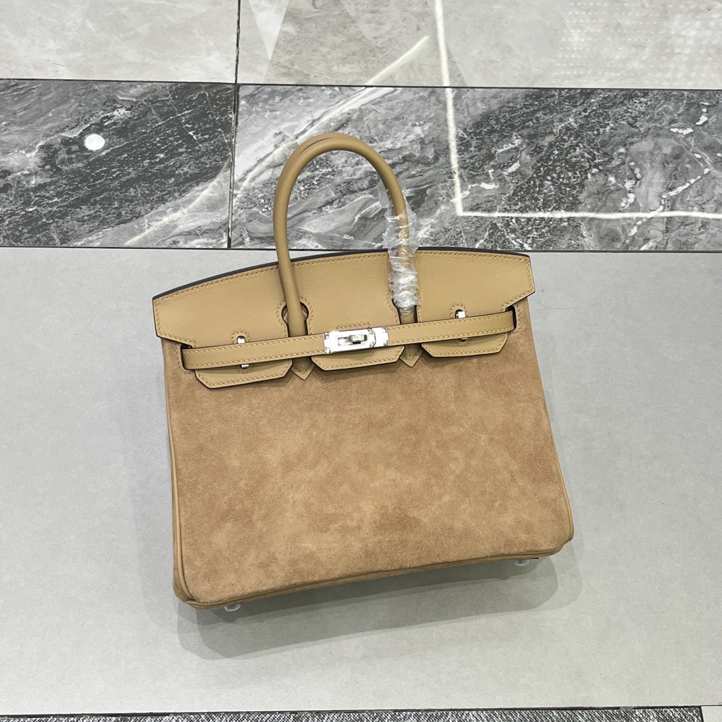 NO:700453,Birkin 25# milk tea silver buckle Swift/suede lining goatskin waxed thread semi-hand sewing hand-made copper nails all-steel hardware in stock, Hermes, hermes, stuart weitzman, sheepskin, chamois leather, Hermes,19860909Birkin 25#奶茶色银扣 Swift/麂皮 内里山羊皮 蜡线半手缝 手打铜钉 全钢五金 现货,爱马仕,hermes,stuart weitzman,sheepskin,chamois leather,Hermes,,Bag