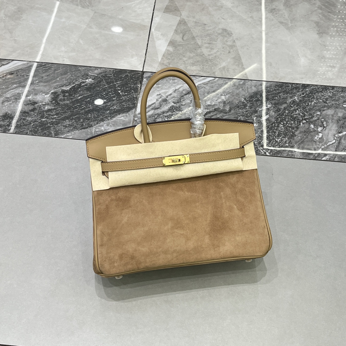 NO:700457,Birkin 25# milk tea gold buckle Swift/suede lining goatskin waxed thread semi-hand sewing hand-made copper nails all-steel hardware in stock, Hermes, hermes, stuart weitzman, sheepskin, chamois leather, Hermes,19860909Birkin 25#奶茶色金扣 Swift/麂皮 内里山羊皮 蜡线半手缝 手打铜钉 全钢五金 现货,爱马仕,hermes,stuart weitzman,sheepskin,chamois leather,Hermes,,Bag