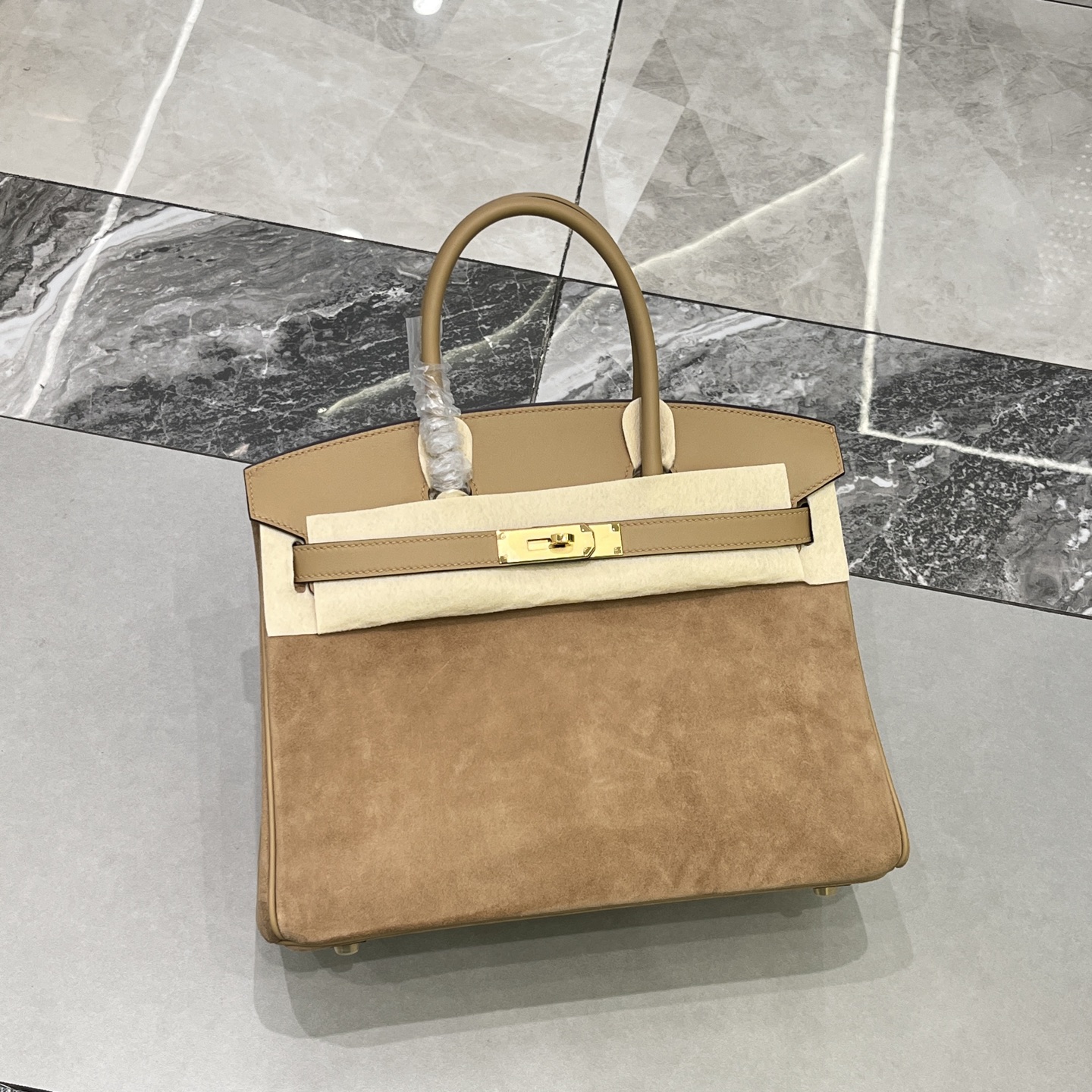 NO:700459,Birkin 30# milk tea gold buckle Swift/suede, goatskin lining, waxed thread semi-hand sewing, hand-made copper nails, all-steel hardware, in stock, Hermes, hermes, stuart weitzman, sheepskin, chamois leather, Hermes,19860909Birkin 30#奶茶色金扣 Swift/麂皮 内里山羊皮 蜡线半手缝 手打铜钉 全钢五金 现货,爱马仕,hermes,stuart weitzman,sheepskin,chamois leather,Hermes,,Bag
