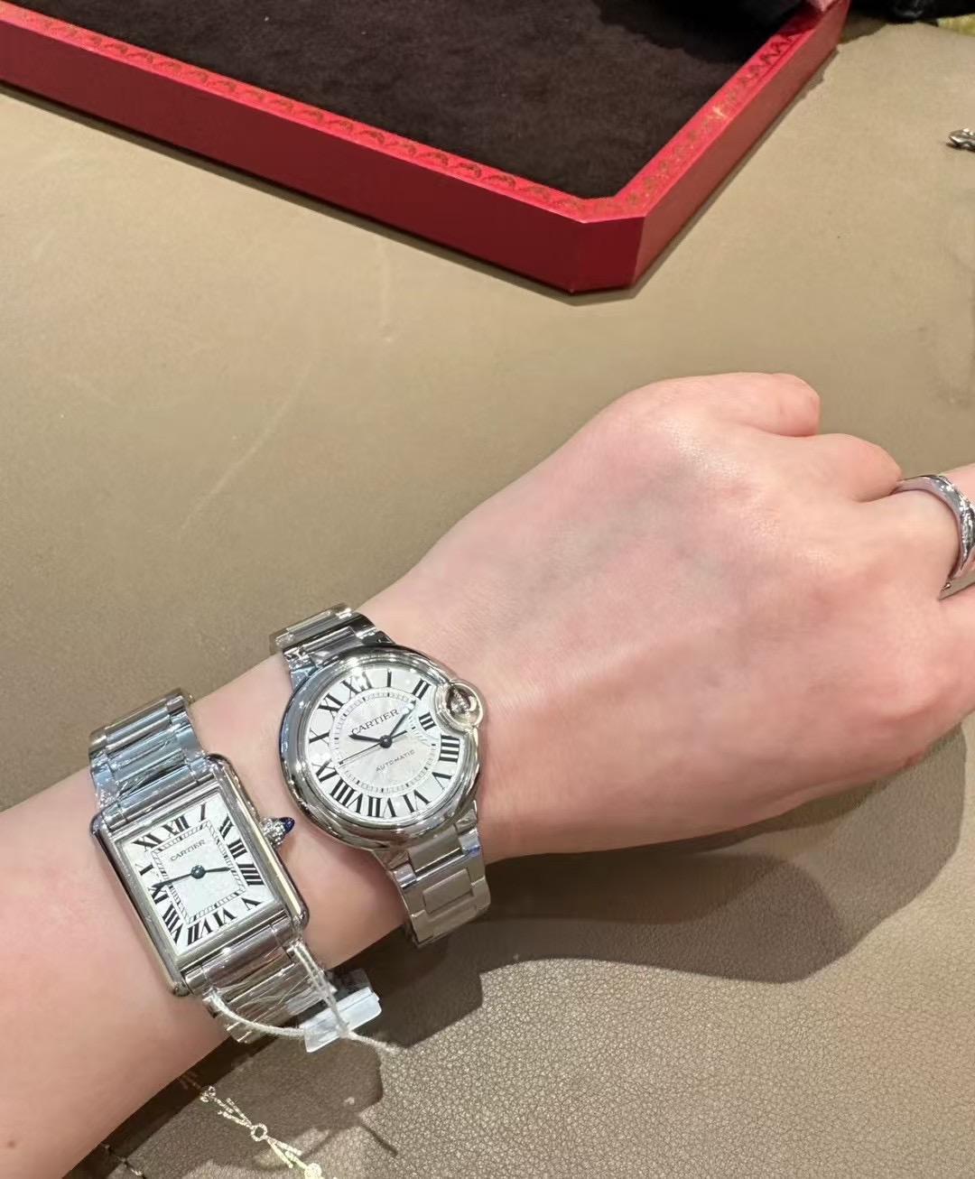 台湾厂卡地亚 TANK MUST超神巨作 火爆来袭
尺寸：中33.7*25.5mm 小29.5*22mm
1.台湾工厂正品代用级表盘搭配瑞士石英751机芯！
2. 原装一致精美烧钢蓝定制表针
 3.快拆小牛皮革带！寄戴质感无敌！
4.钢带316L精钢表链采用螺丝旋转式固定，钢带整身任意位置都可拆卸，与原版一致，。认准底盖编码（731969XY4323）          超精品细节如述：
极致的壳套1比1复刻！超级大厂瑞士A级品质外壳精工制造，满级原装正品的体验！镜面蓝宝石玻璃，把头尖晶红宝石，还是镜面效果的打磨！质感拉沙处理！正方直角细节无可挑剔！