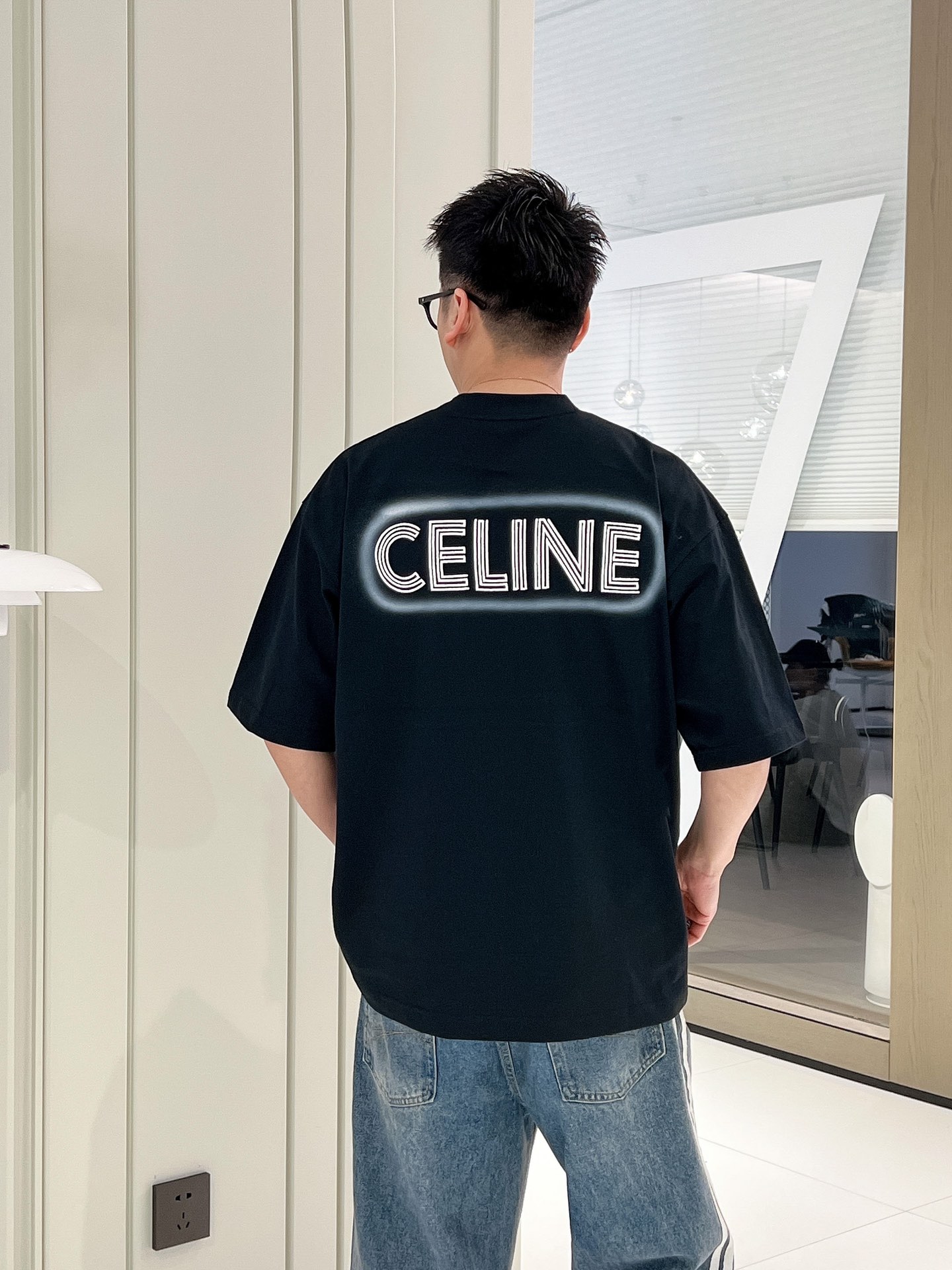 赛琳CELINE2024ss新工艺logo纯棉质阔版圆领男士短袖T恤新季新推系列将标识巧妙融入设计塑就一