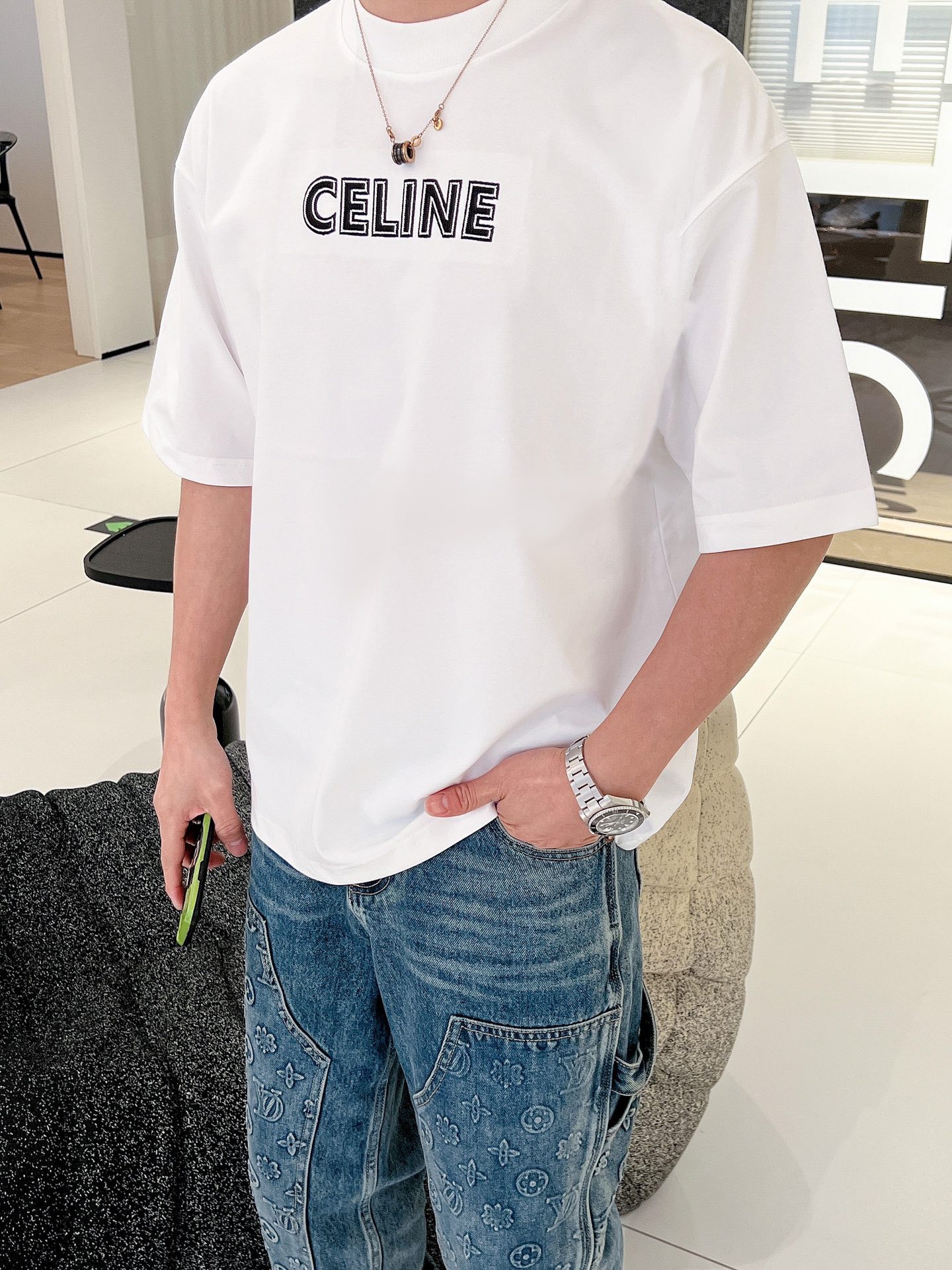 赛琳CELINE2024ss新工艺logo微阔版圆领男士短袖T恤新季新推系列将标识巧妙融入设计塑就一系列