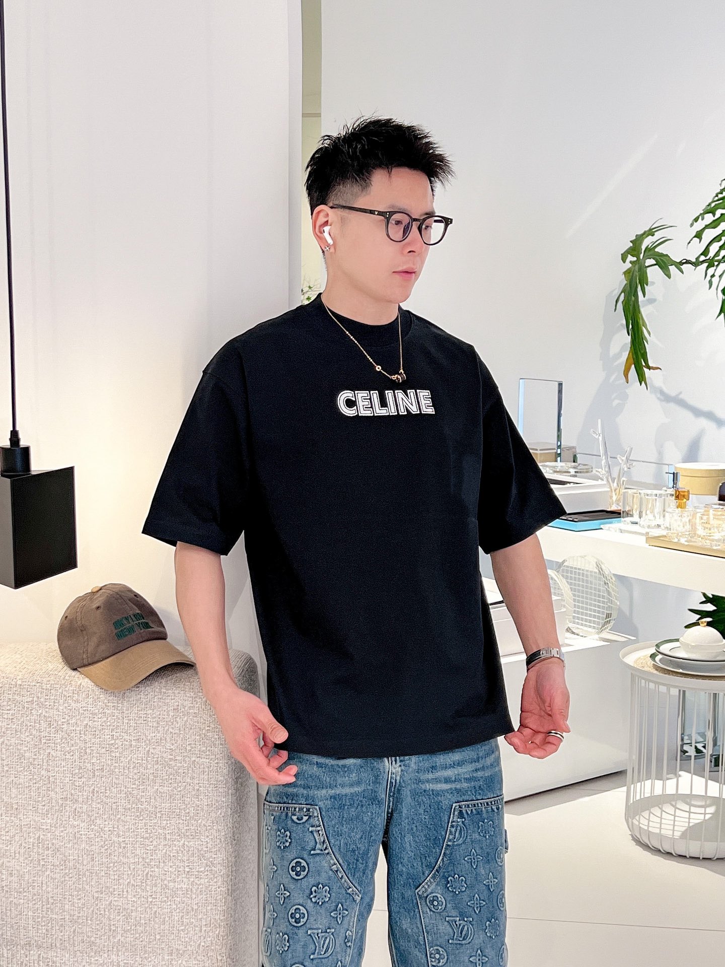 赛琳CELINE2024ss新工艺logo微阔版圆领男士短袖T恤新季新推系列将标识巧妙融入设计塑就一系列