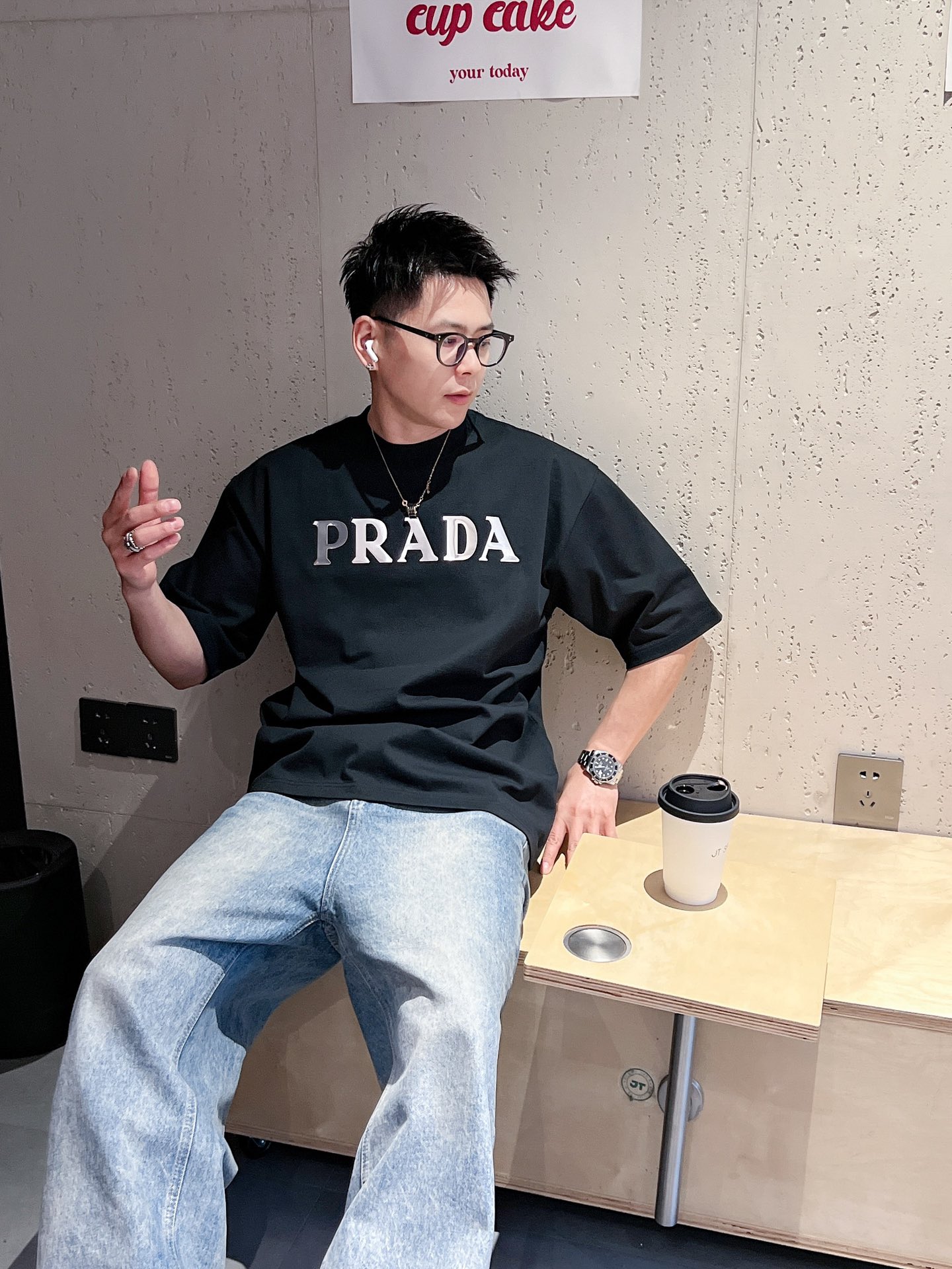 普拉达PRADA2024ss新工艺logo微阔版圆领男士短袖T恤新季新推系列将标识巧妙融入设计塑就一系列